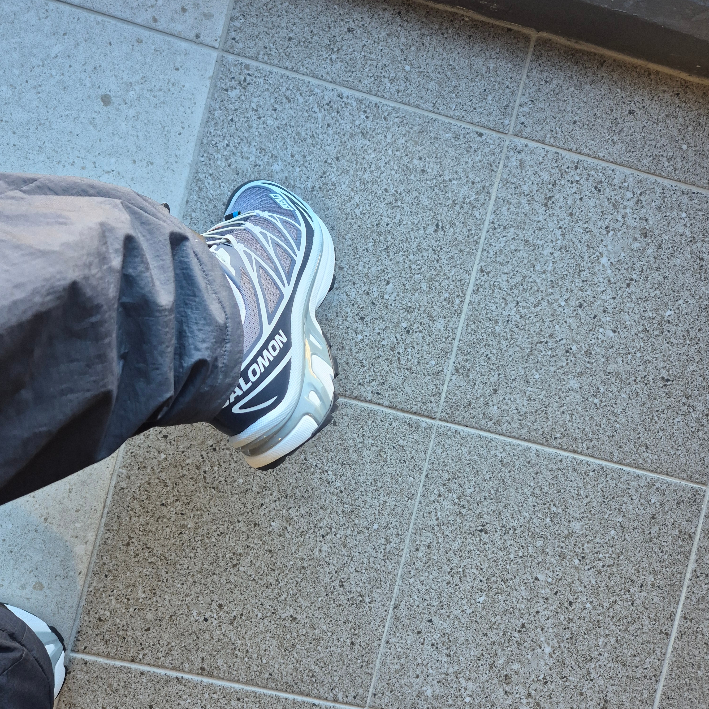 Salomon XT-6 Grisaille Blue Night 착용 스타일 - 1
