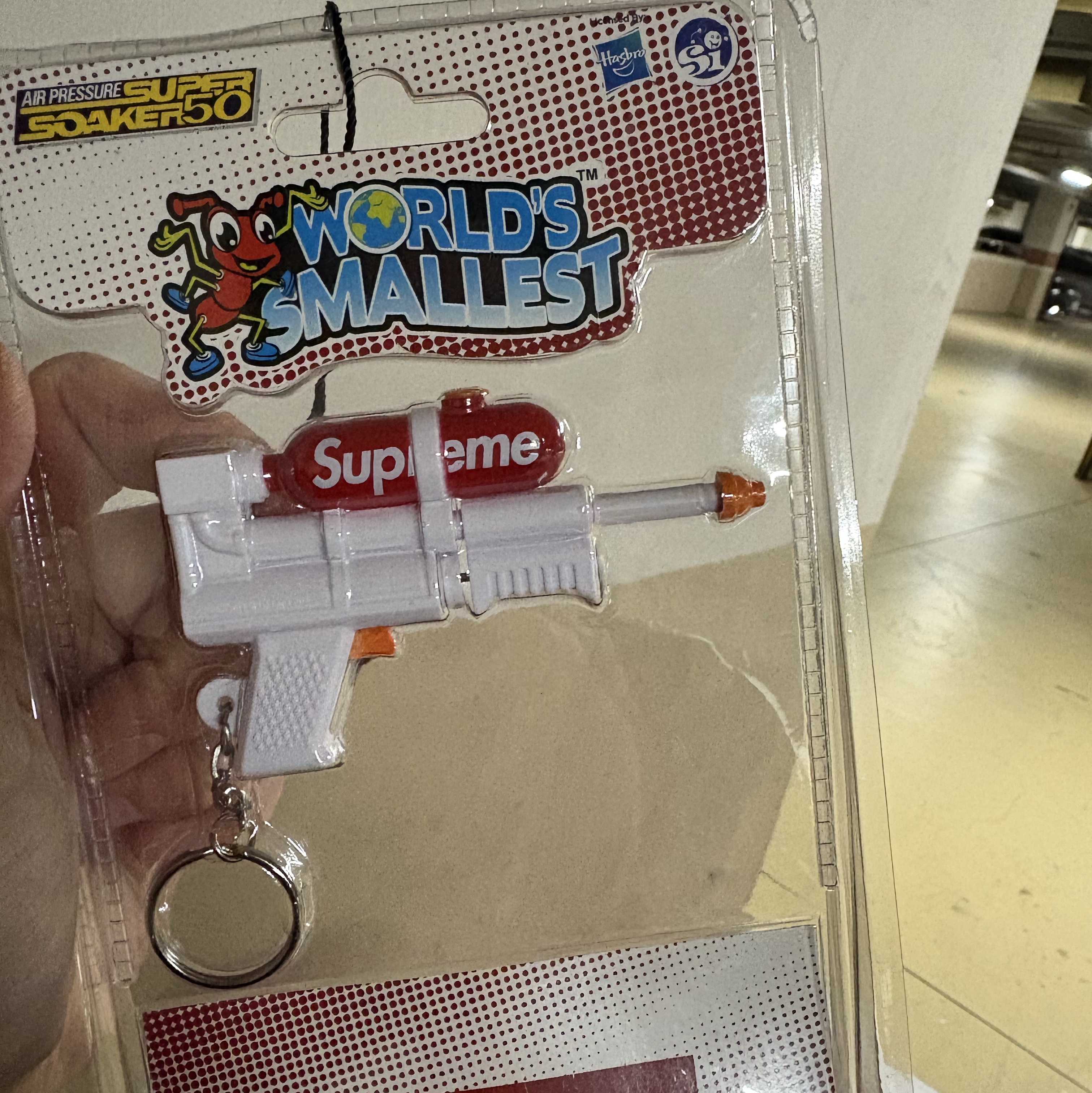 Supreme x Super Soaker 50 Water Blaster Keychain White - 19SS 착용 스타일