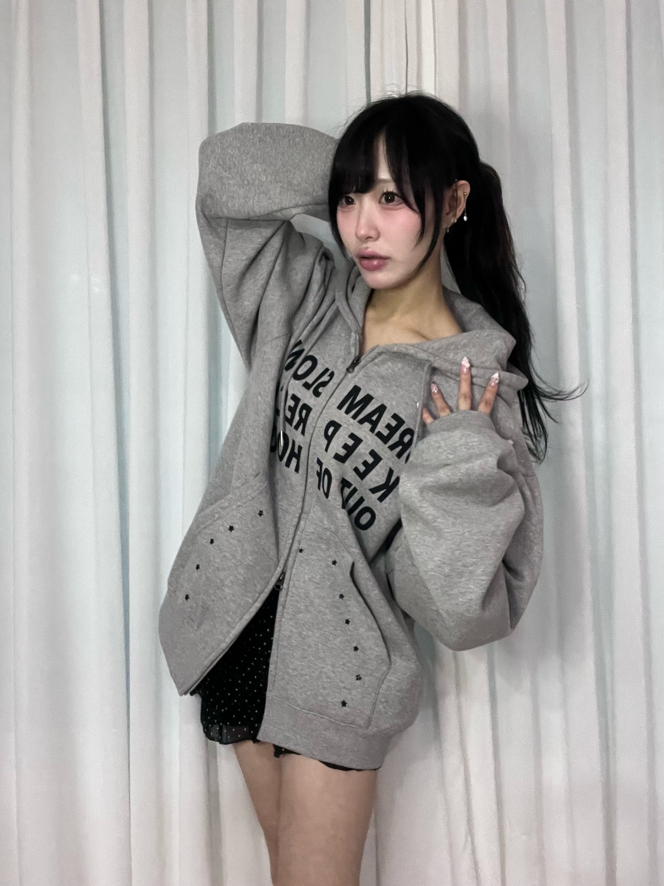 SLOW RECORD HOUSE Typo Star Hood Zip-Up Grey 착용 스타일 - 1