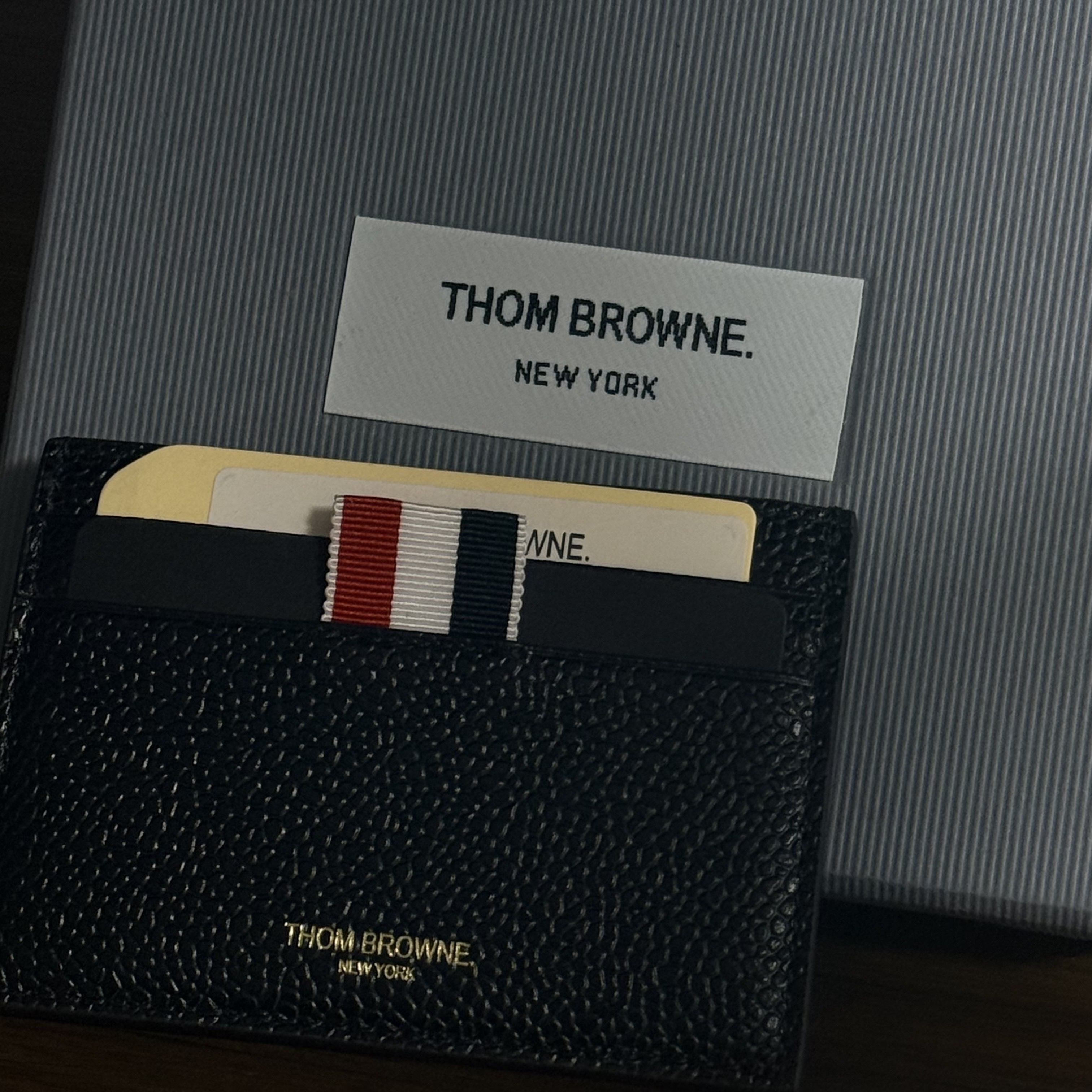 Thom Browne Pebble Grain Leather Debossed 4-Bar Single Card Holder Black 착용 스타일