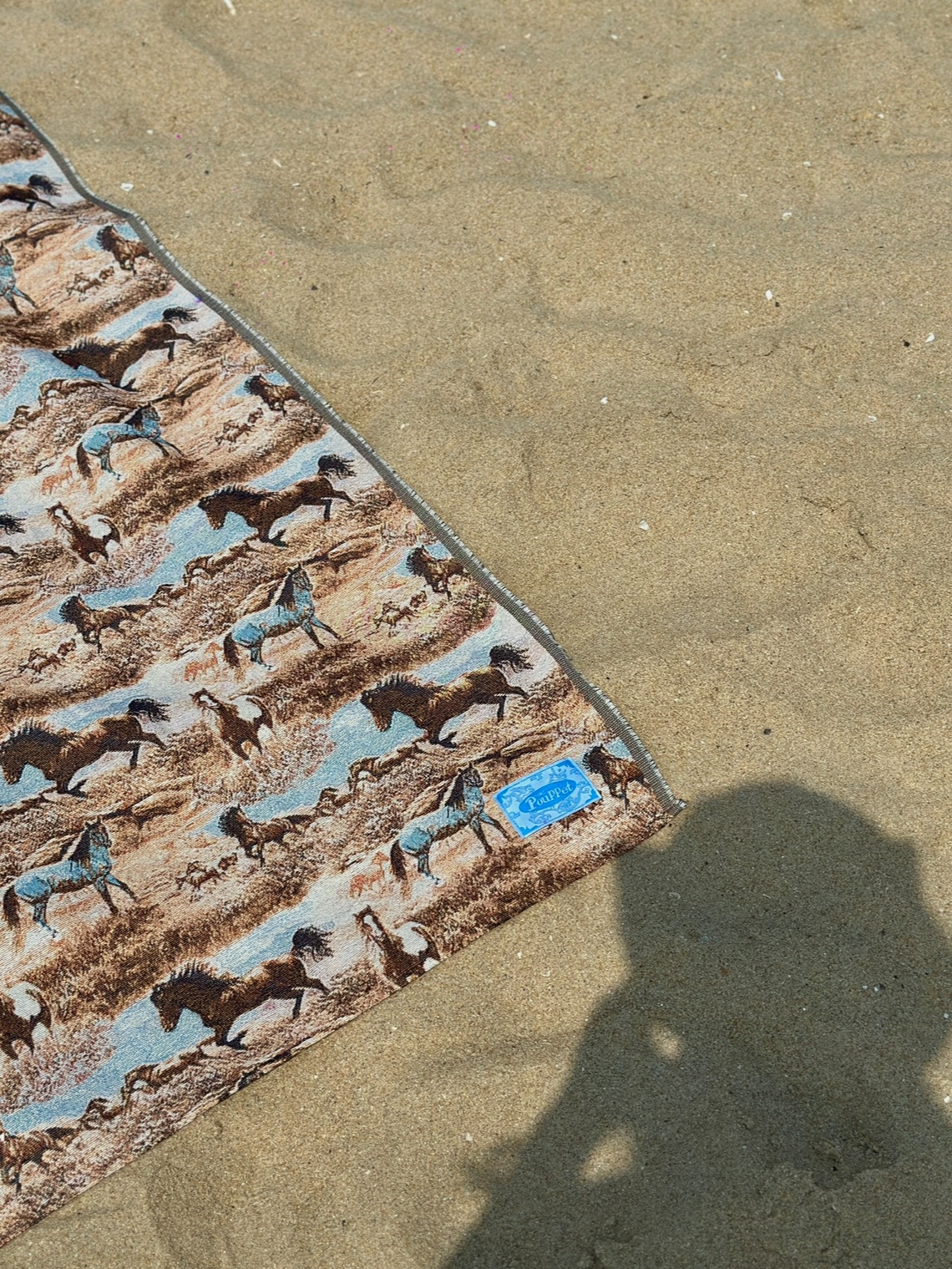[3% 적립] POUPPET Wild Horse Picnic Mat & Blanket 착용 스타일