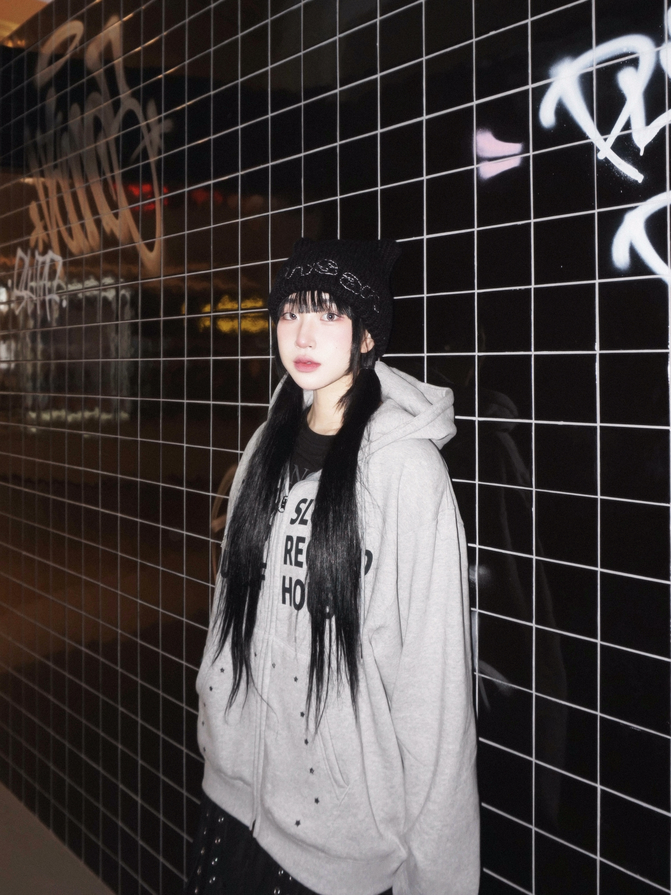 SLOW RECORD HOUSE Typo Star Hood Zip-Up Grey 착용 스타일 - 3