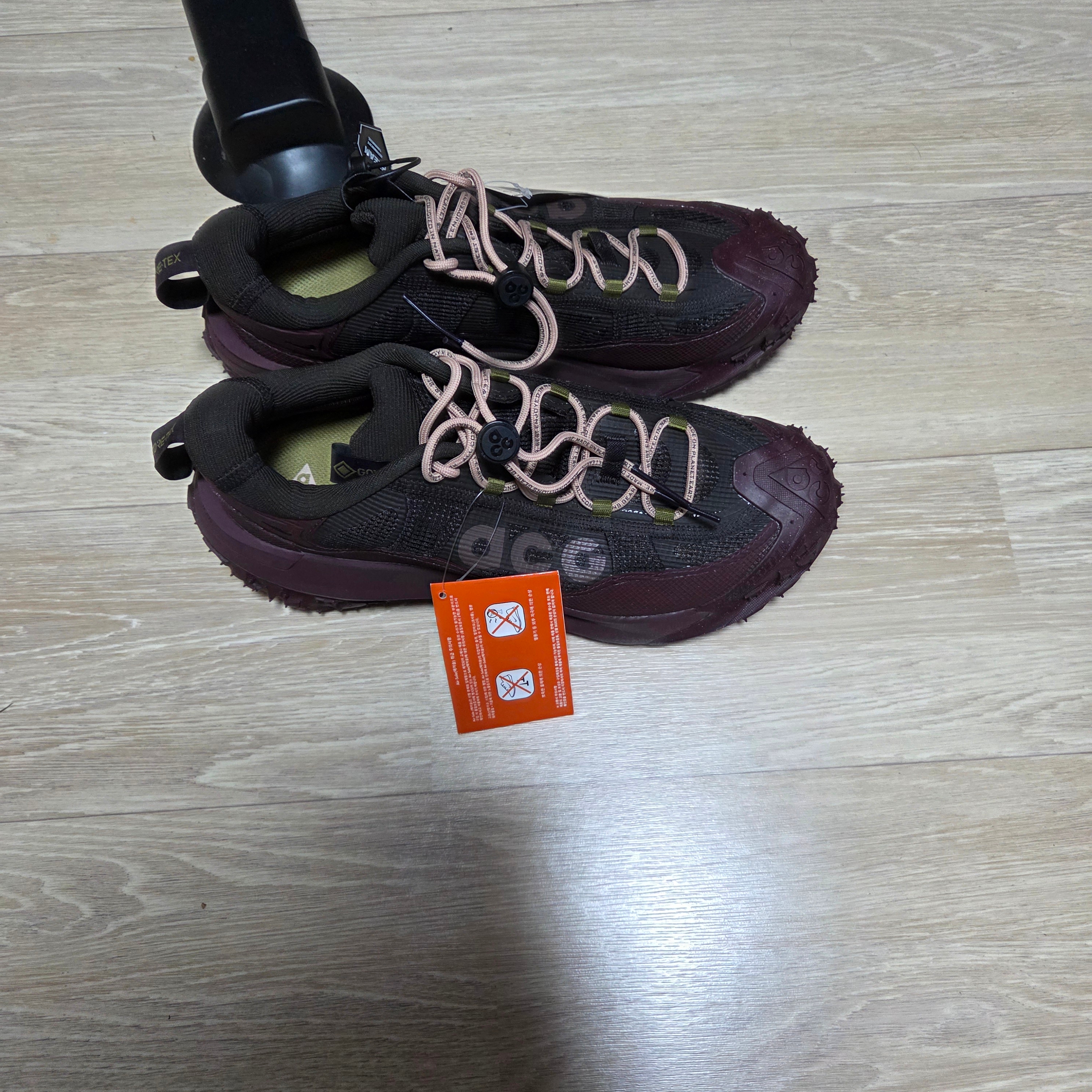 Nike ACG Mountain Fly 2 Low Gore-Tex Burgundy Crush and Velvet Brown 착용 스타일