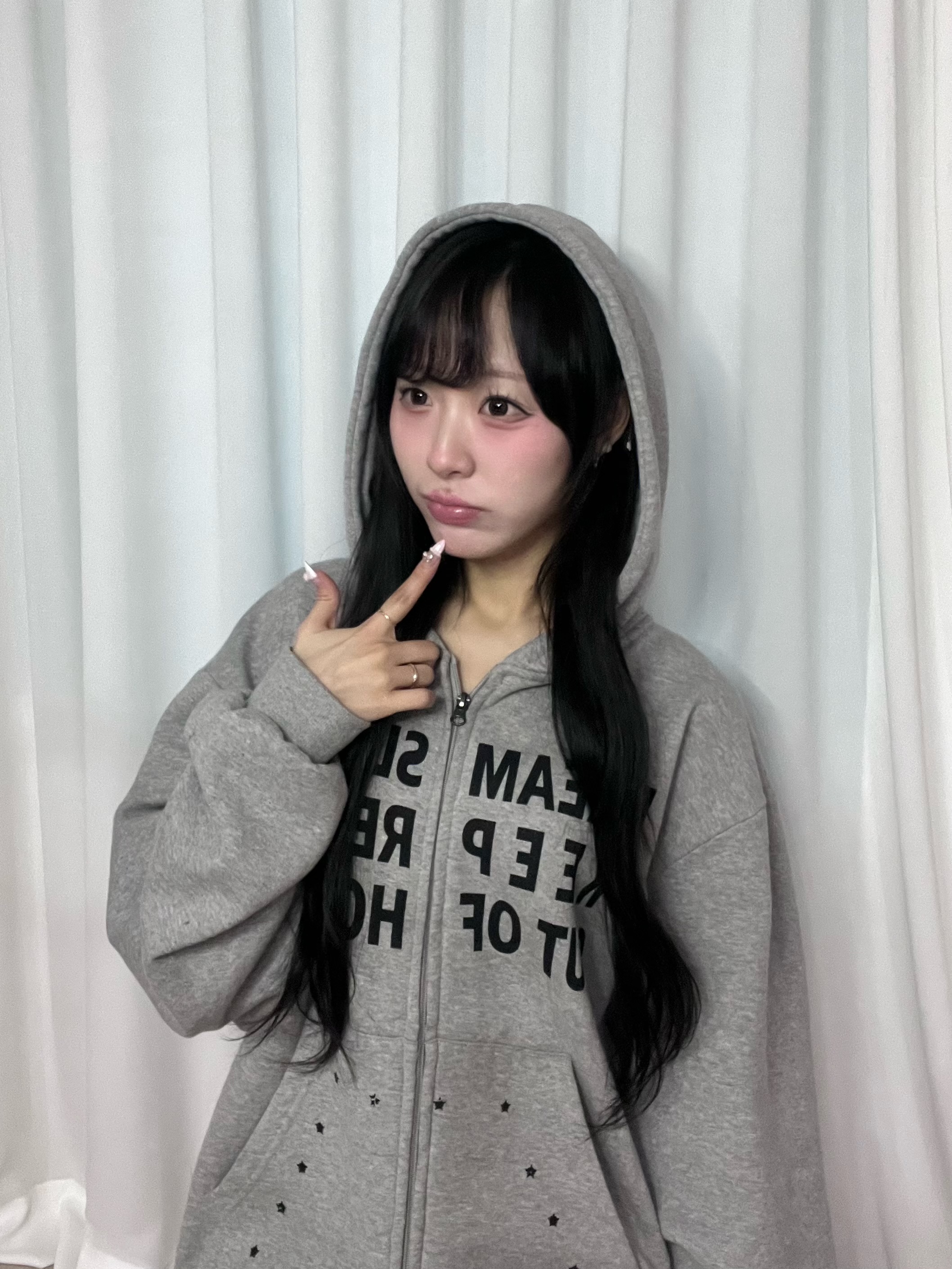 SLOW RECORD HOUSE Typo Star Hood Zip-Up Grey 착용 스타일 - 3