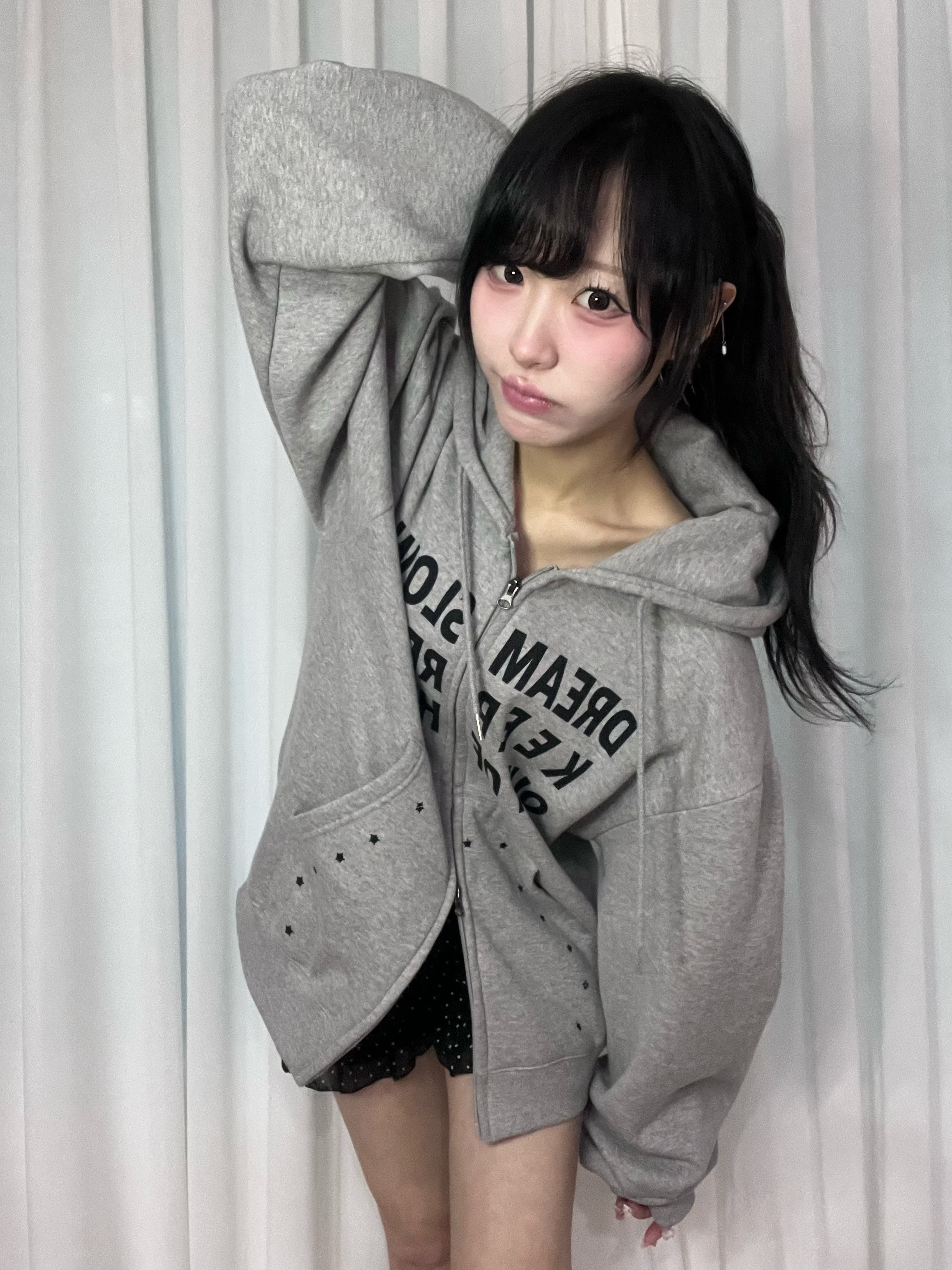 SLOW RECORD HOUSE Typo Star Hood Zip-Up Grey 착용 스타일 - 2