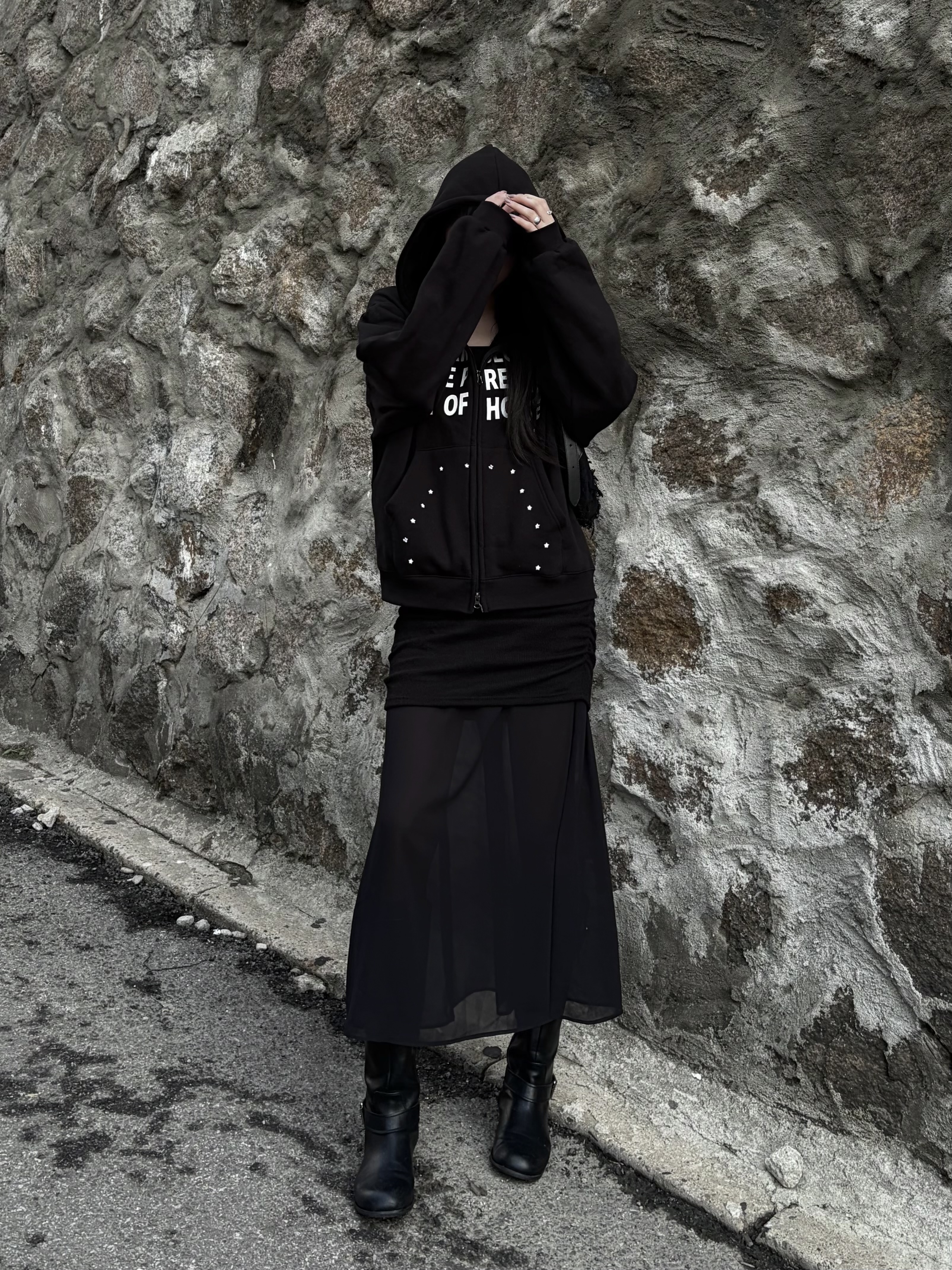 SLOW RECORD HOUSE Typo Star Hood Zip-up Black 착용 스타일 - 2