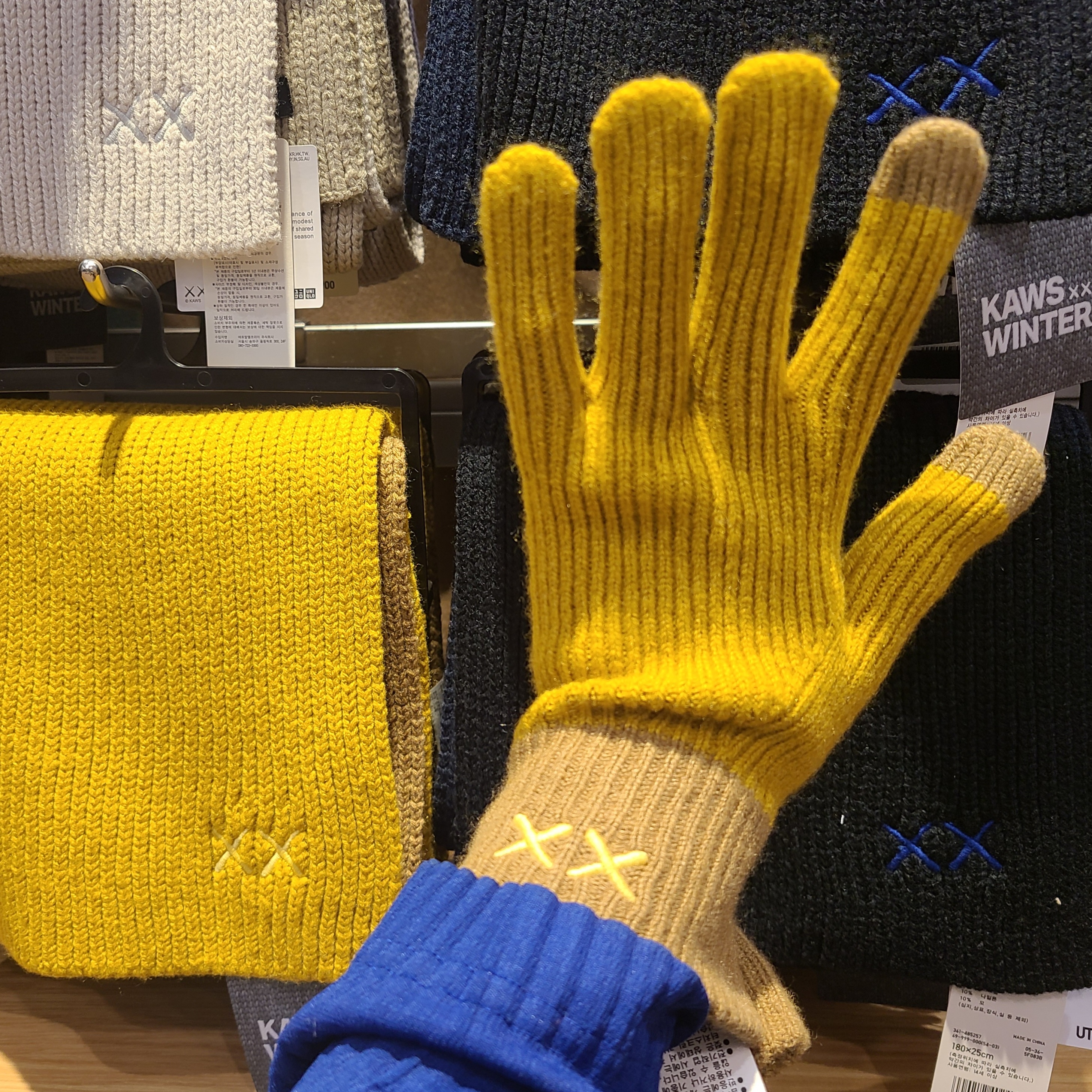 Uniqlo x Kaws Heattech Knit Gloves Yellow, Uniqlo x Kaws Heattech Knit Scarf Yellow 착용 스타일 - 1