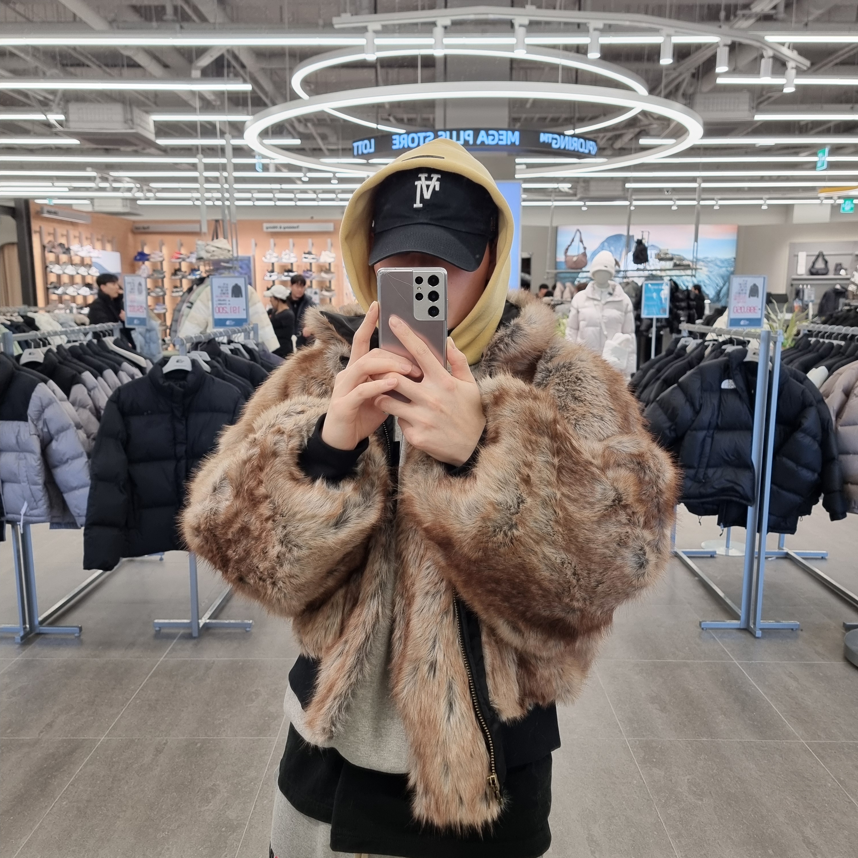 Protocol Index Exaggerated Shoulder Fur N2B Jacket Black, Essentials x NBA Lakers Hoodie Warm Heather - 24FW 착용 스타일 - 1