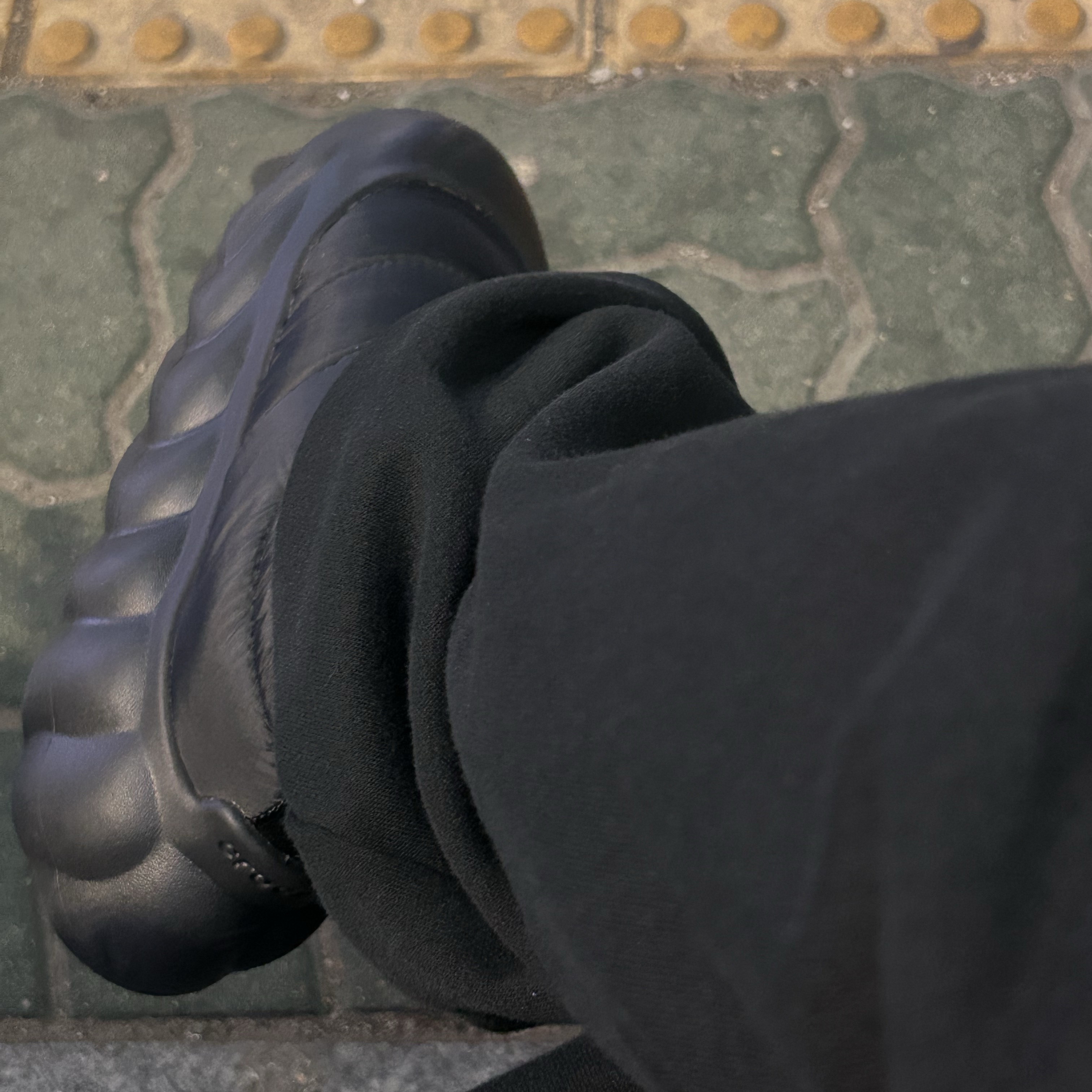 Crocs Overpuff Shorty Black 착용 스타일