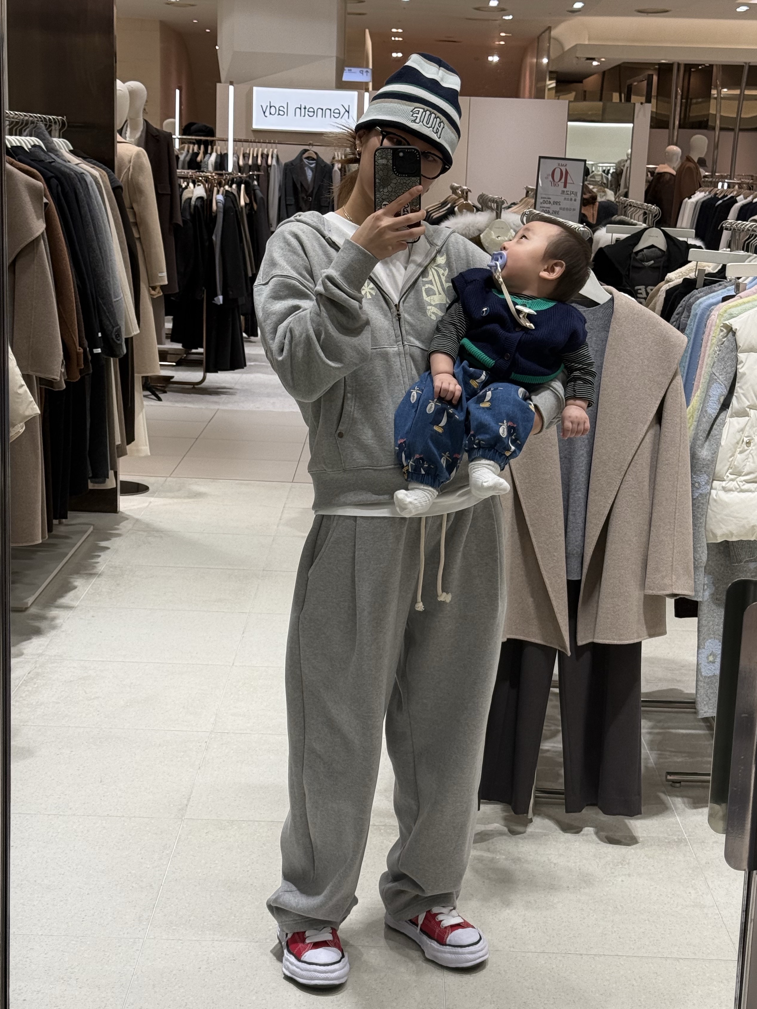 AMOU Fur Hoodie Zip Up Gray, AMOU Molly One Tuck Sweat Pants Gray 착용 스타일