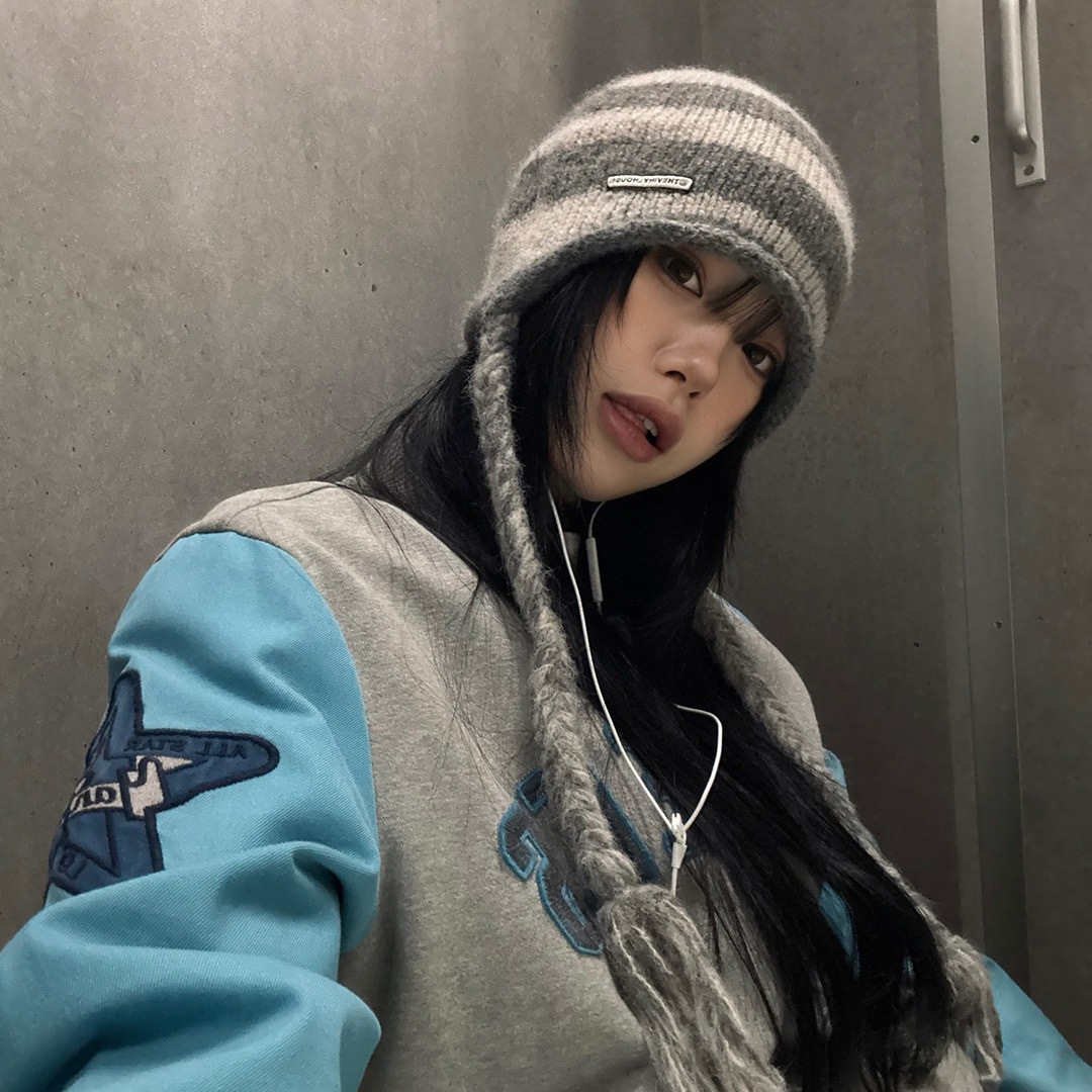 Thevinylhouse Ear Flap Stripe Beanie Grey 착용 스타일