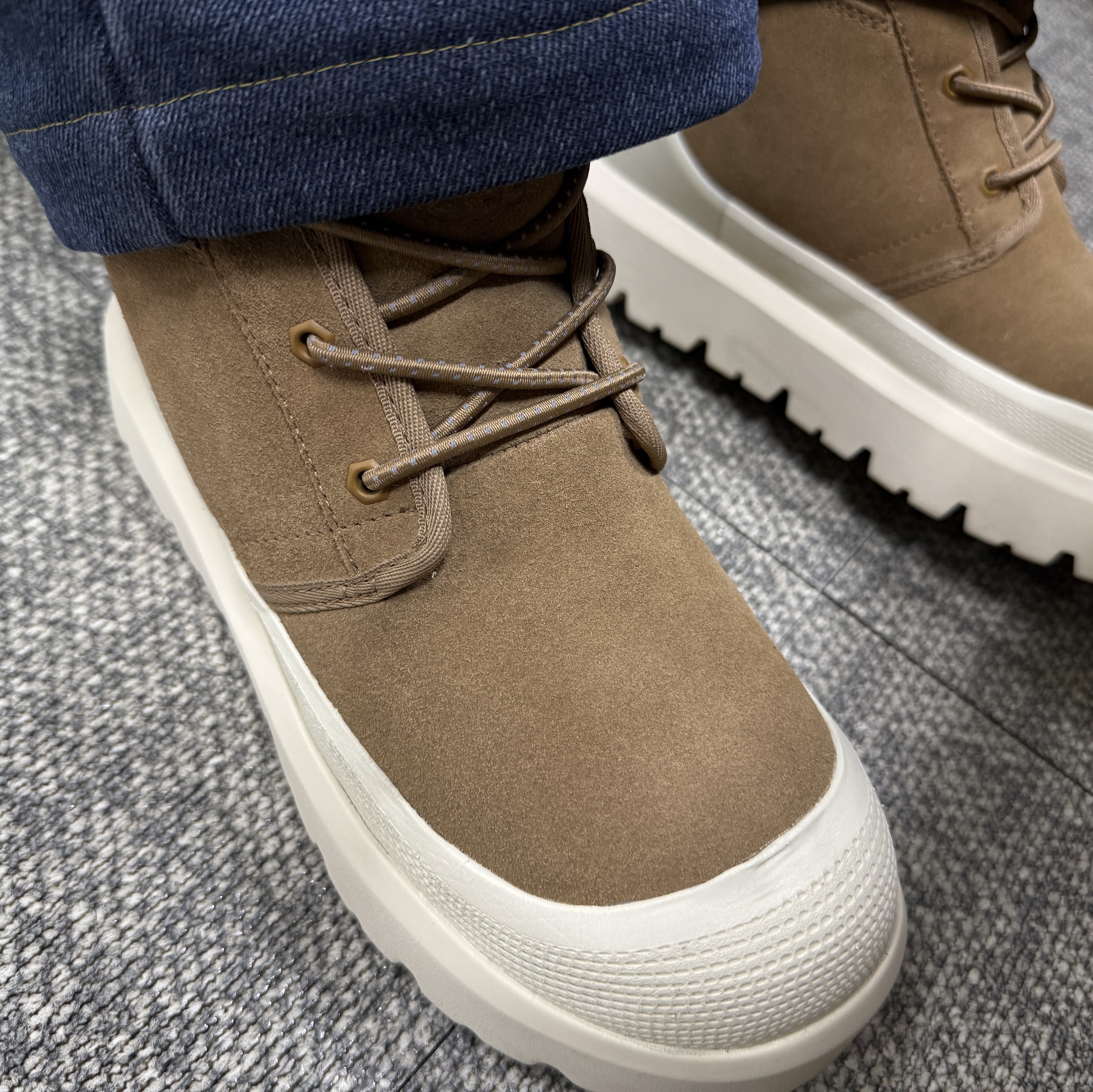 UGG Neumel Weather Hybrid Chestnut Whitecap 착용 스타일