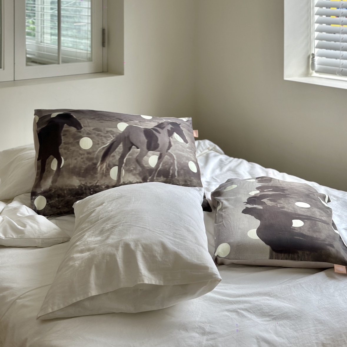 [3% 적립] POUPPET Wild Horse Pillow Cover (Modal) 착용 스타일