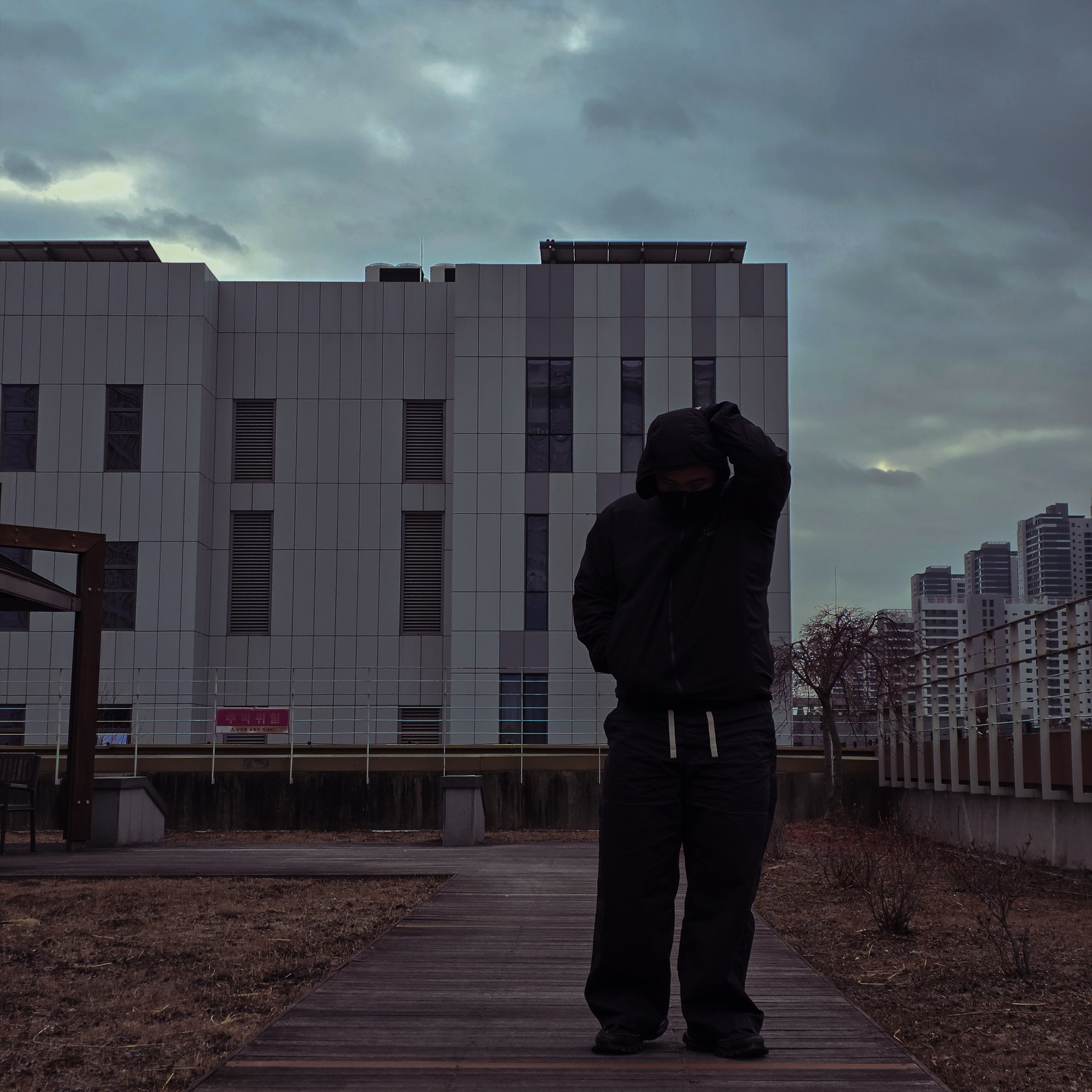 PALM ANGELS Curved Logo Loose Pants Black, Arc'teryx Atom LT Hoody Black 착용 스타일 - 2