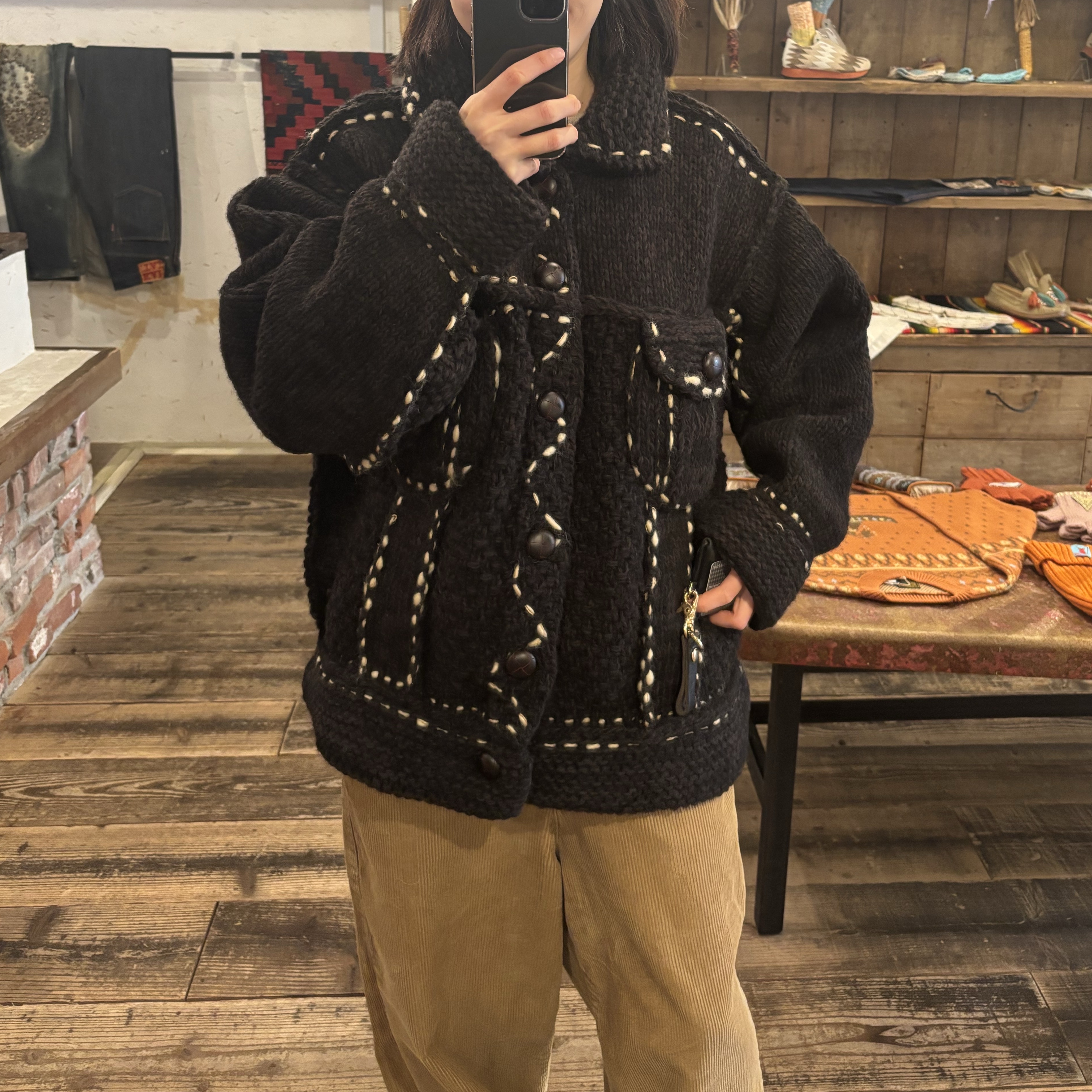 Kapital Wool Hand Knit Cowichan G Jean Black, Kapital 8W Corduroy Zipper Port Baggy Pants Beige 착용 스타일 - 4