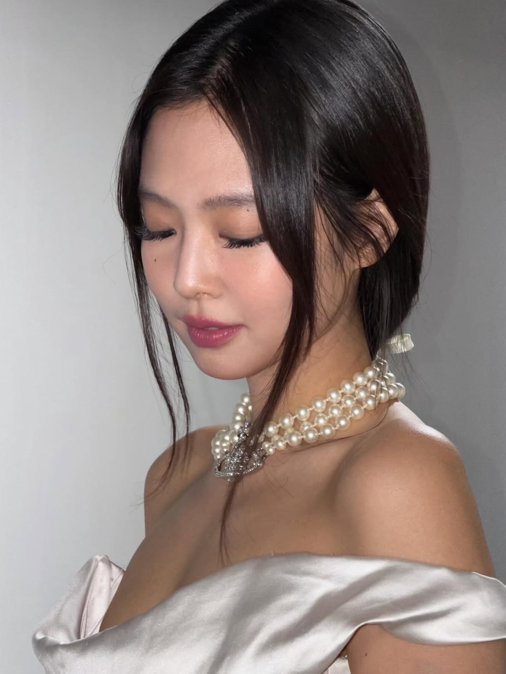 (W) Vivienne Westwood Three Row Pearl Bas Relief Choker Silver, (W) Vivienne Westwood Three Row Pearl Bas Relief Choker Gold 착용 스타일 - 2