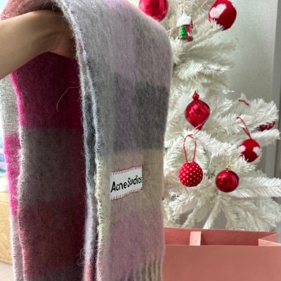 Acne Studios Mohair Check Muffler Fuchsia Lilac Pink 착용 스타일 - 2