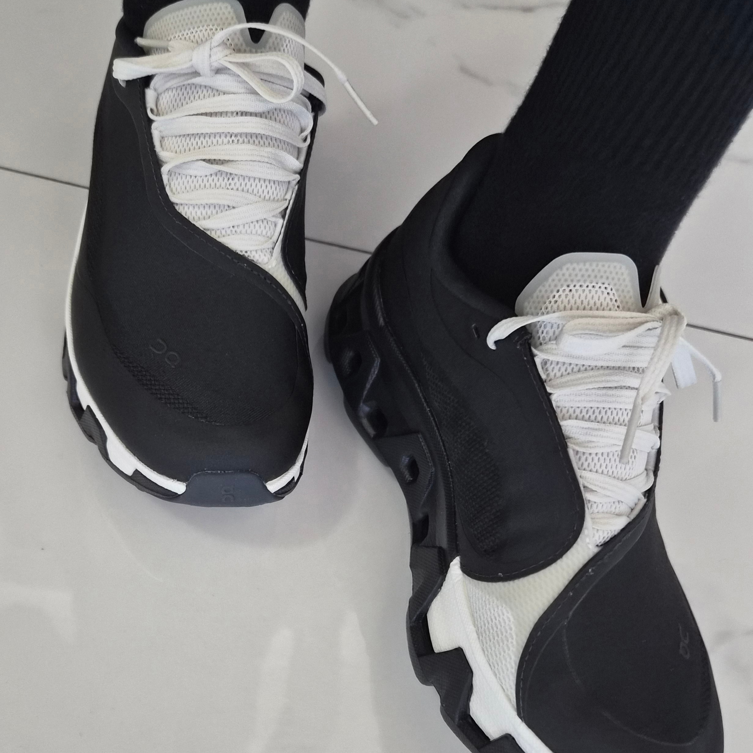 (W) On Running x Post Archive Faction (Paf) Cloudmonster Hyper Black 착용 스타일 - 2