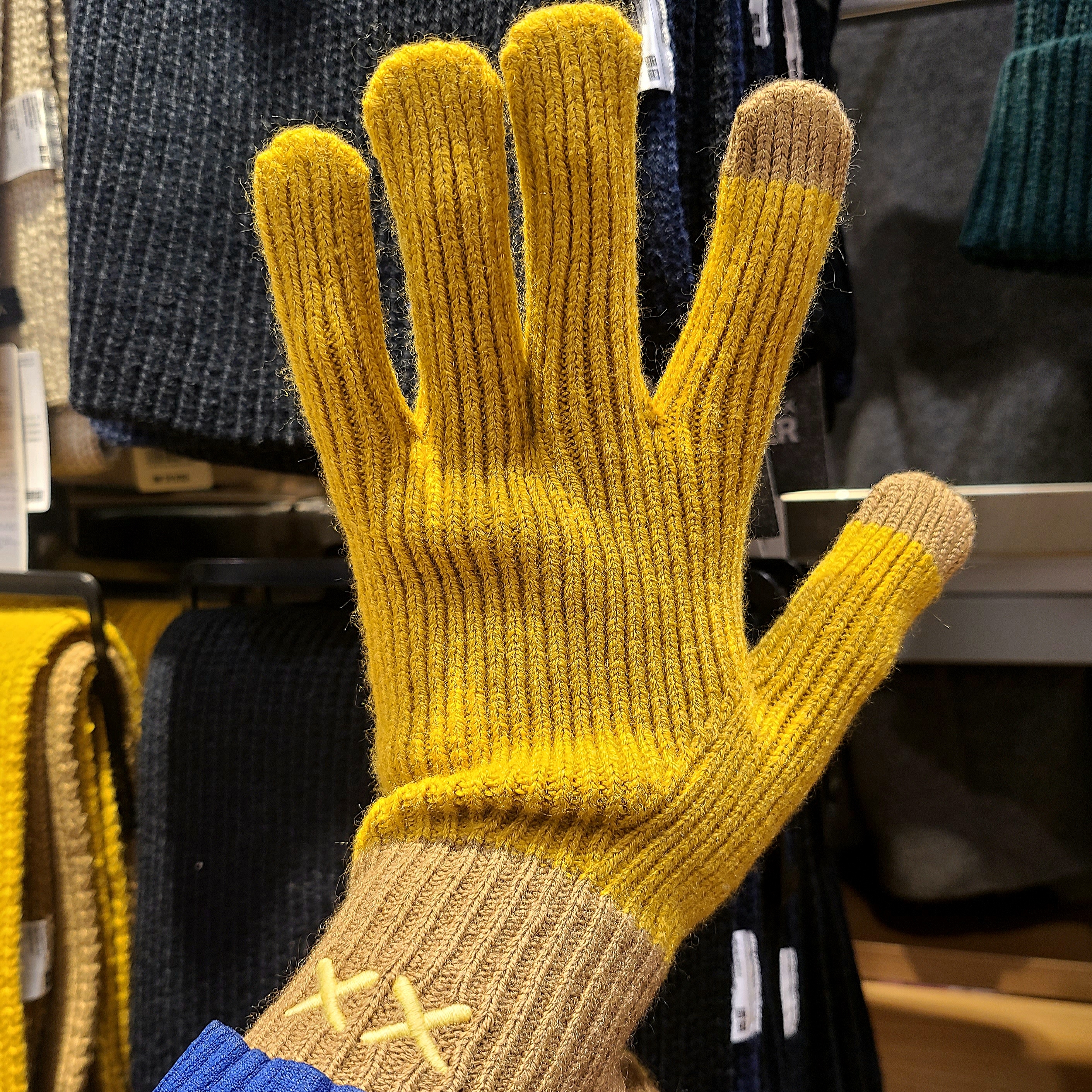 Uniqlo x Kaws Heattech Knit Gloves Yellow, Uniqlo x Kaws Heattech Knit Scarf Yellow 착용 스타일 - 2
