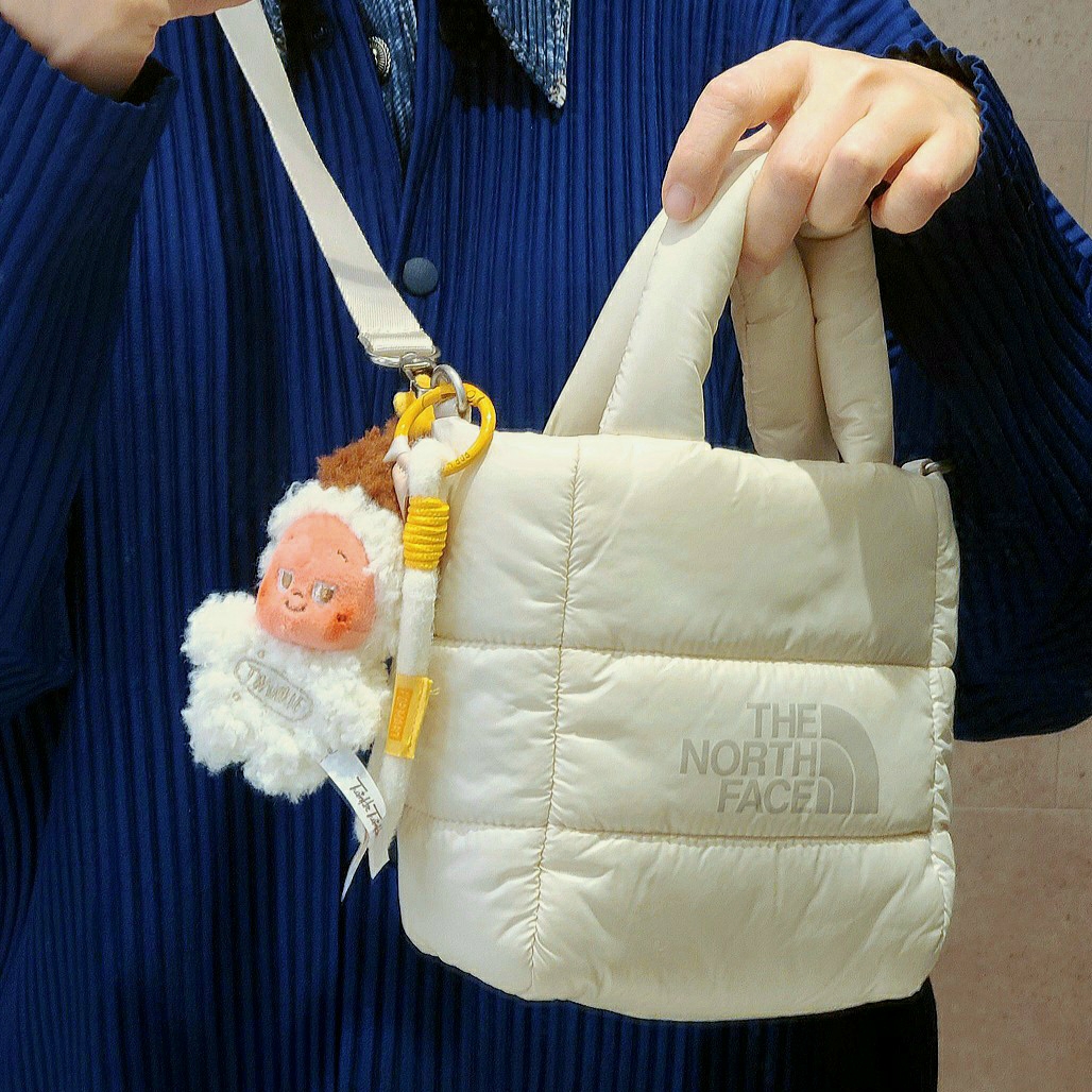 Pop Mart Twinkle Twinkle Savor the Moment Series-Fresh-Baked Mini Cookies Plush Pendant Sweet Cream (Opened Case), The North Face Plumpy Tote Bag Mini Cream 착용 스타일