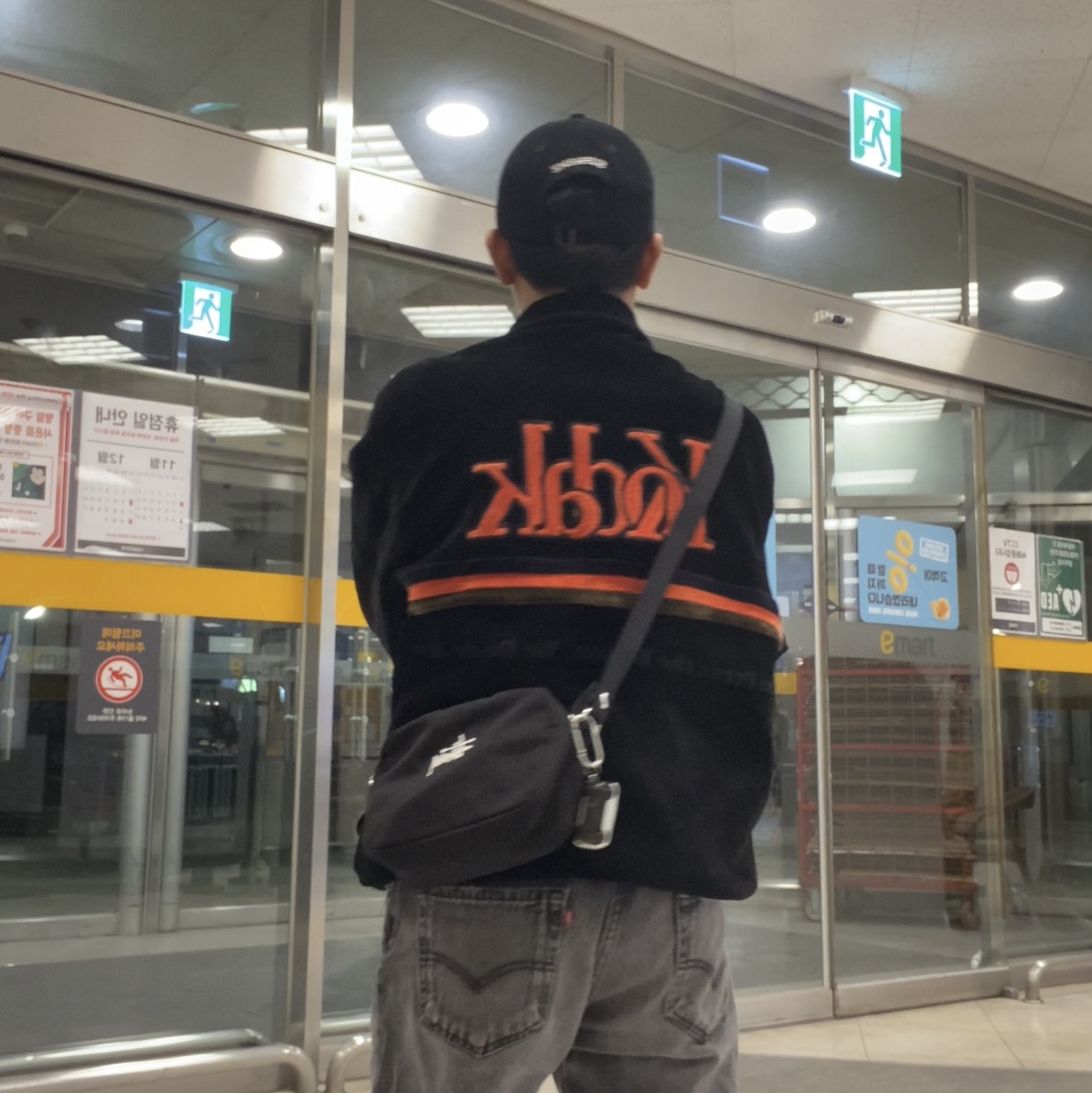 Stussy Canvas Pouch Black, Supreme Corduroy S Logo 6-Panel Black - 24FW 착용 스타일 - 1