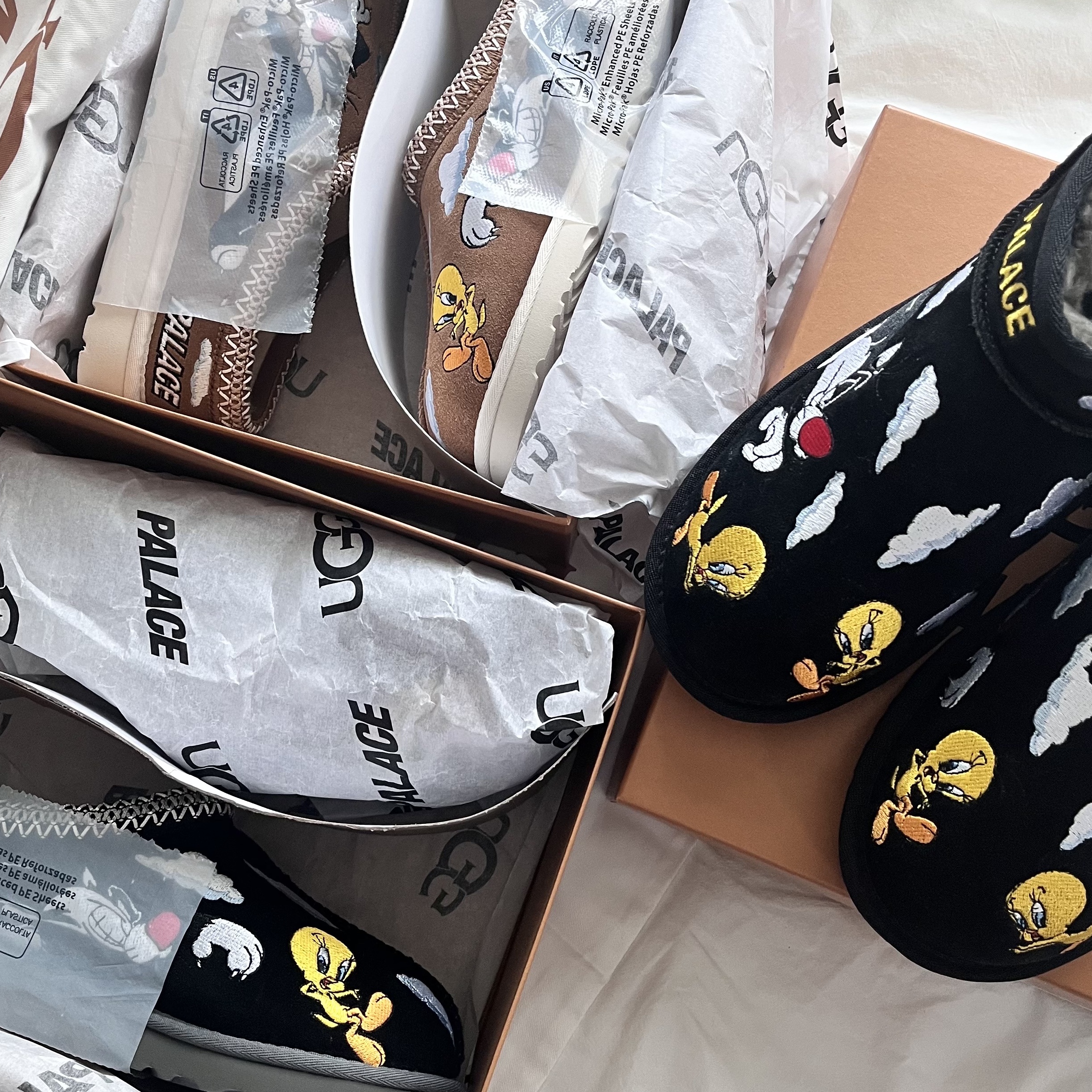 UGG x Palace x Looney Tunes Ultra Mini Boot Black 착용 스타일