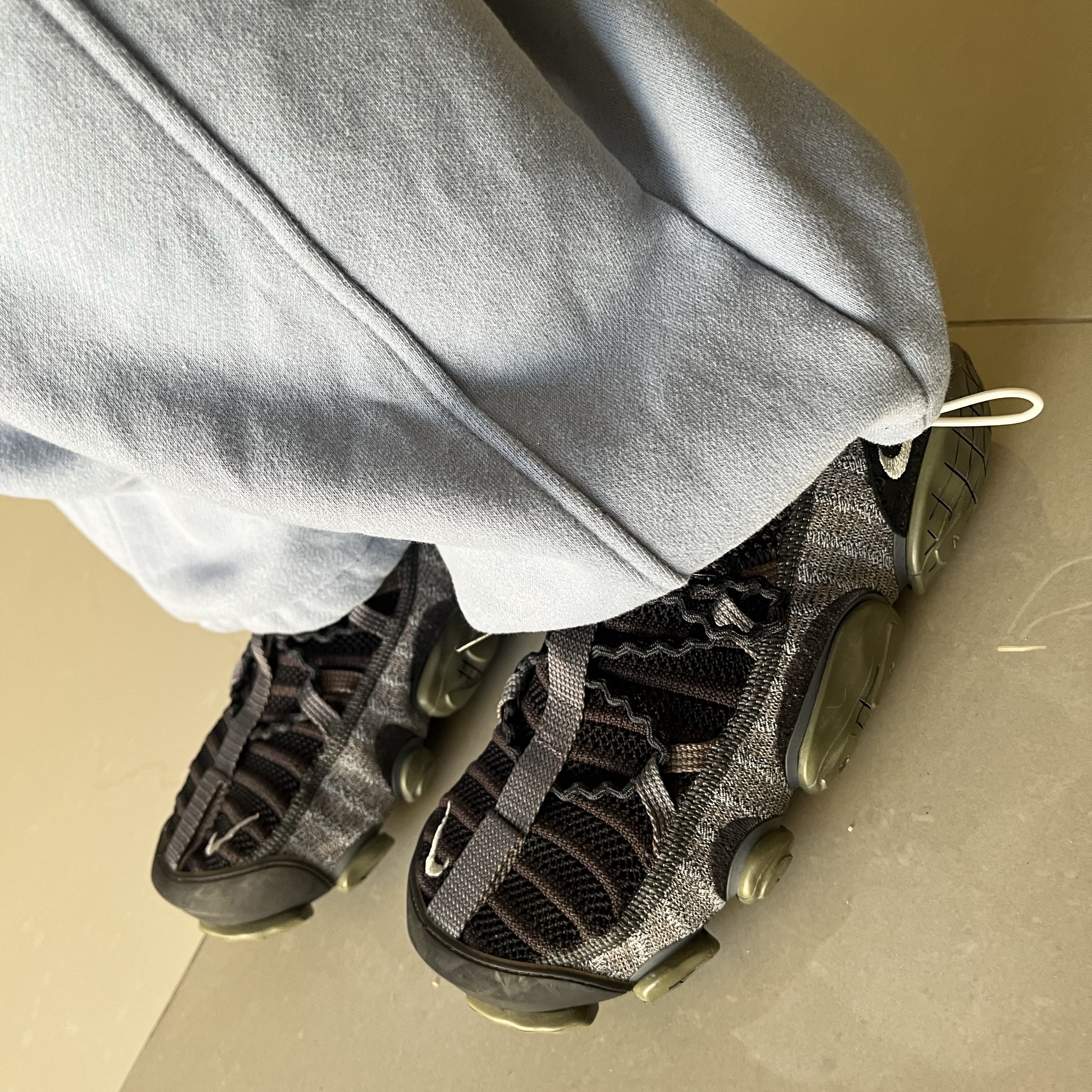 Nike ISPA Link Black and Medium Olive 착용 스타일