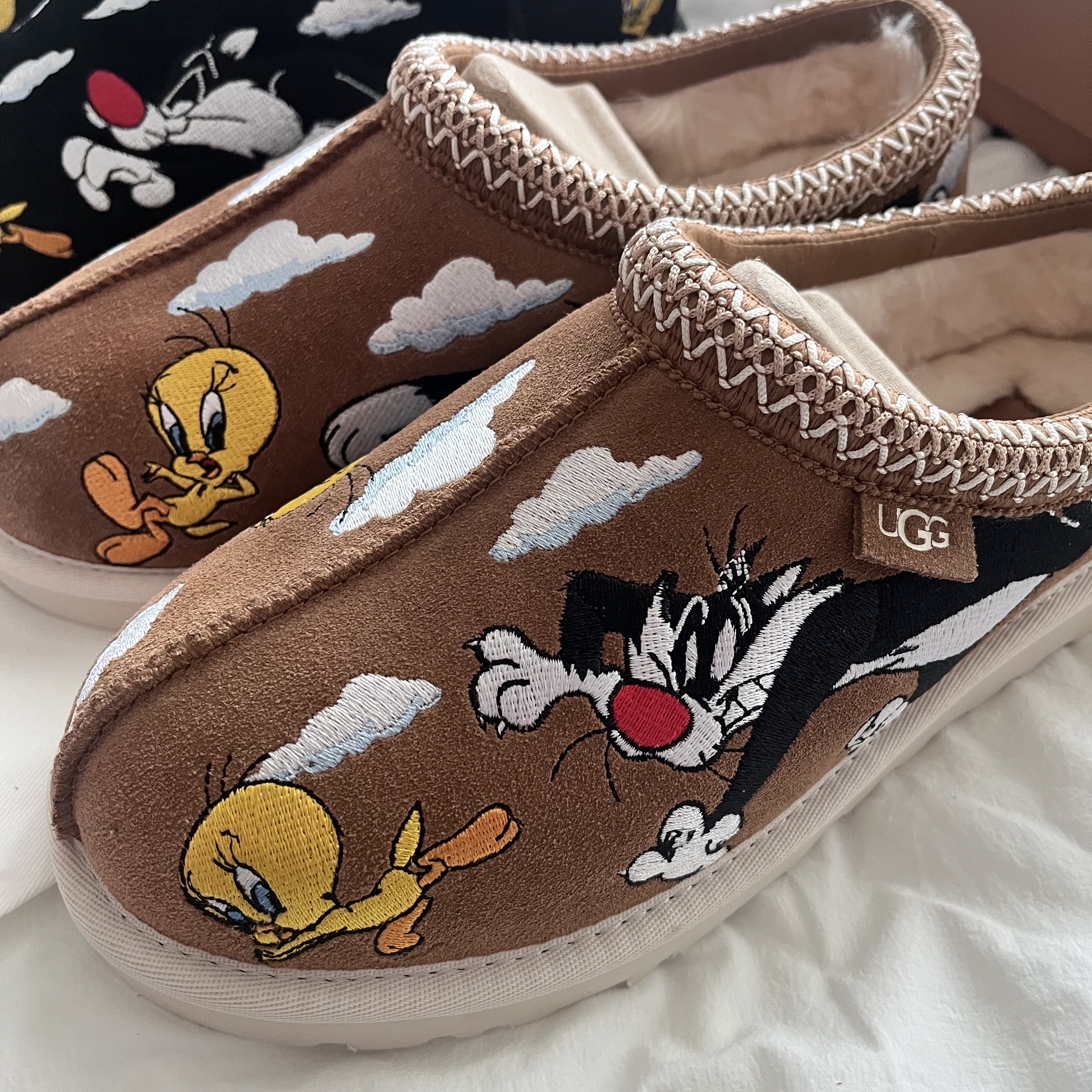 UGG x Palace x Looney Tunes Tasman Slipper Chestnut 착용 스타일 - 2