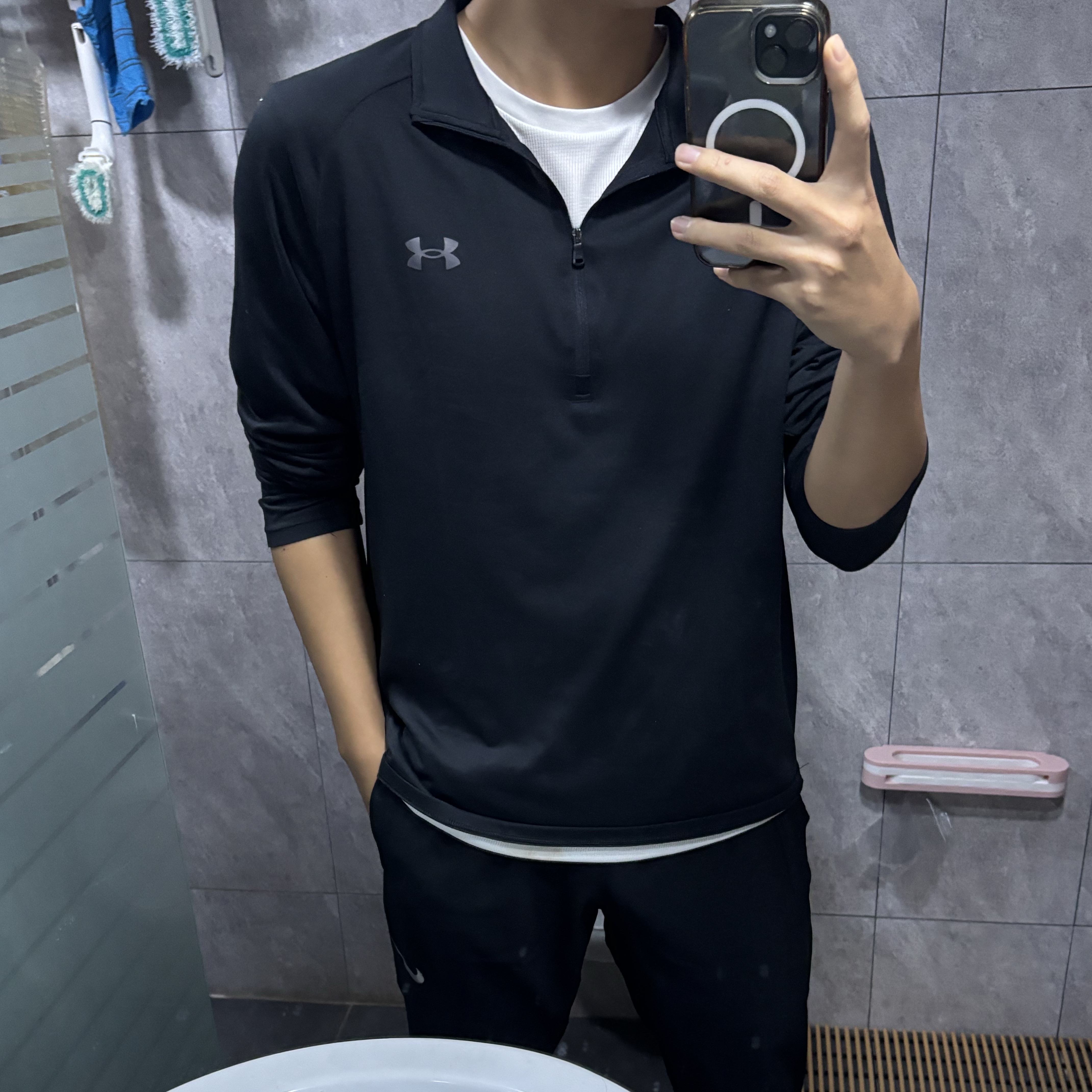 Under Armour Tech Half Zip Long Sleeve Black Charcoal 착용 스타일