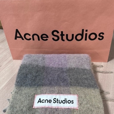Acne Studios Mohair Check Muffler Fuchsia Lilac Pink 착용 스타일 - 1