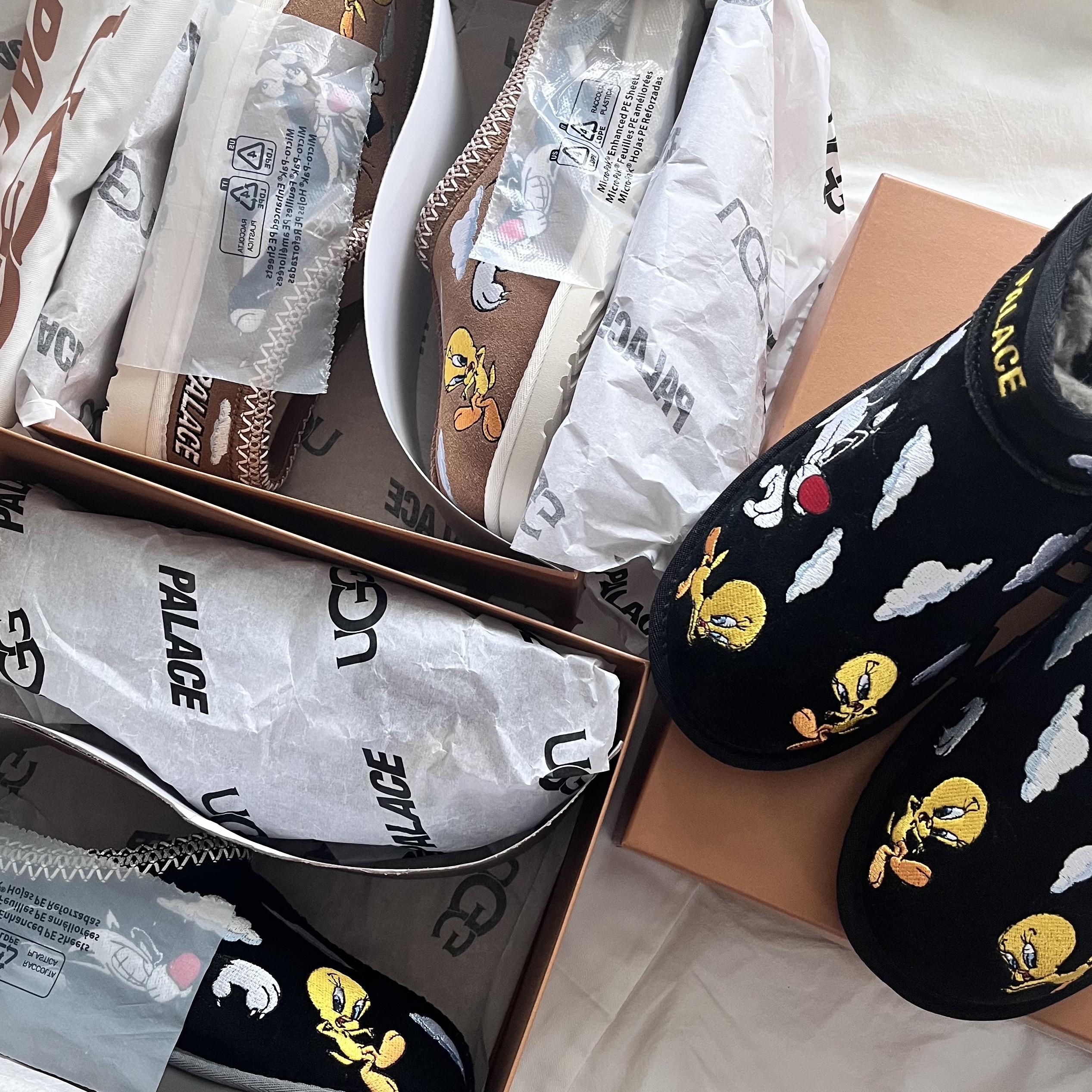 UGG x Palace x Looney Tunes Tasman Slipper Black 착용 스타일