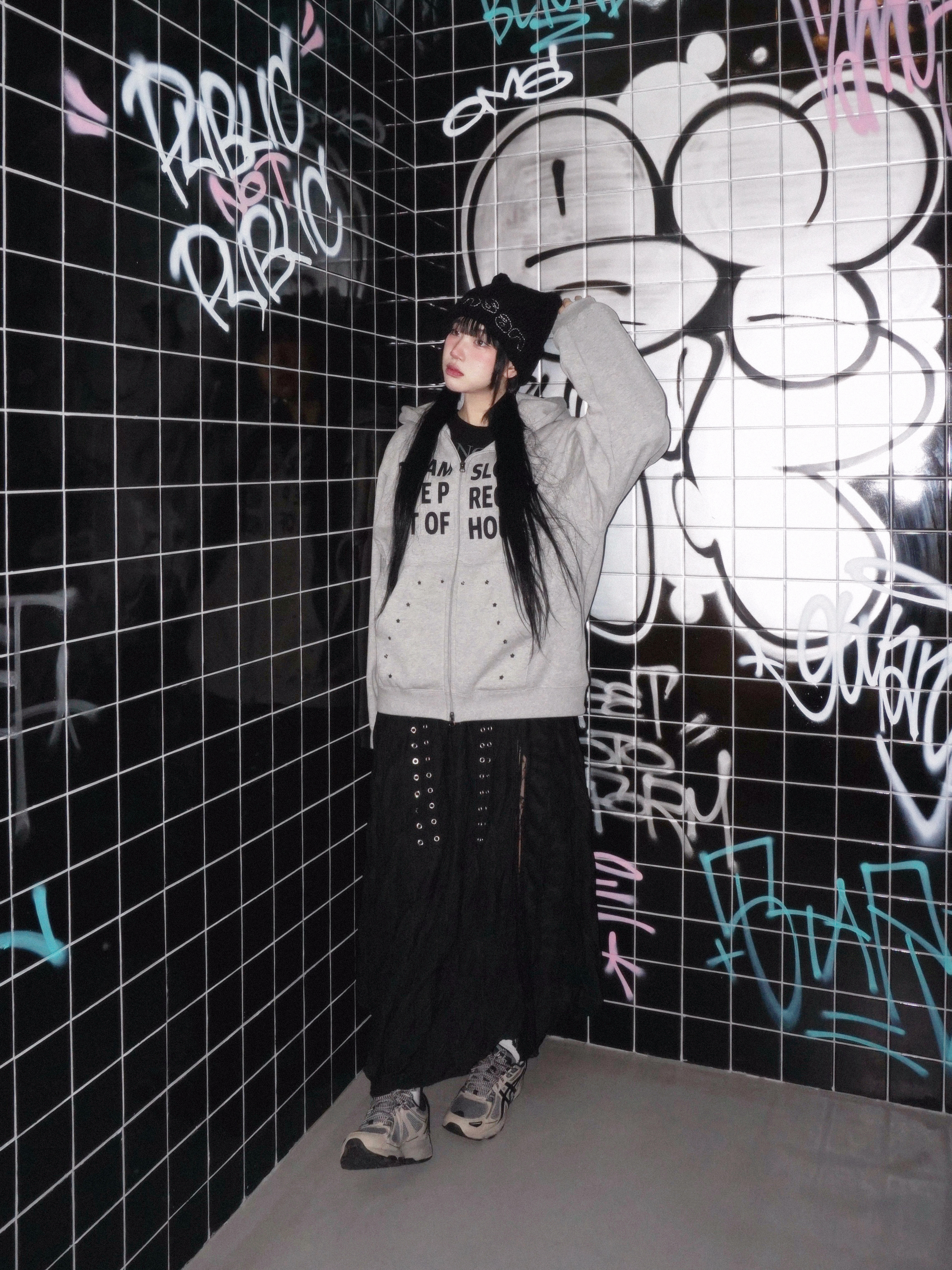 SLOW RECORD HOUSE Typo Star Hood Zip-Up Grey 착용 스타일 - 2