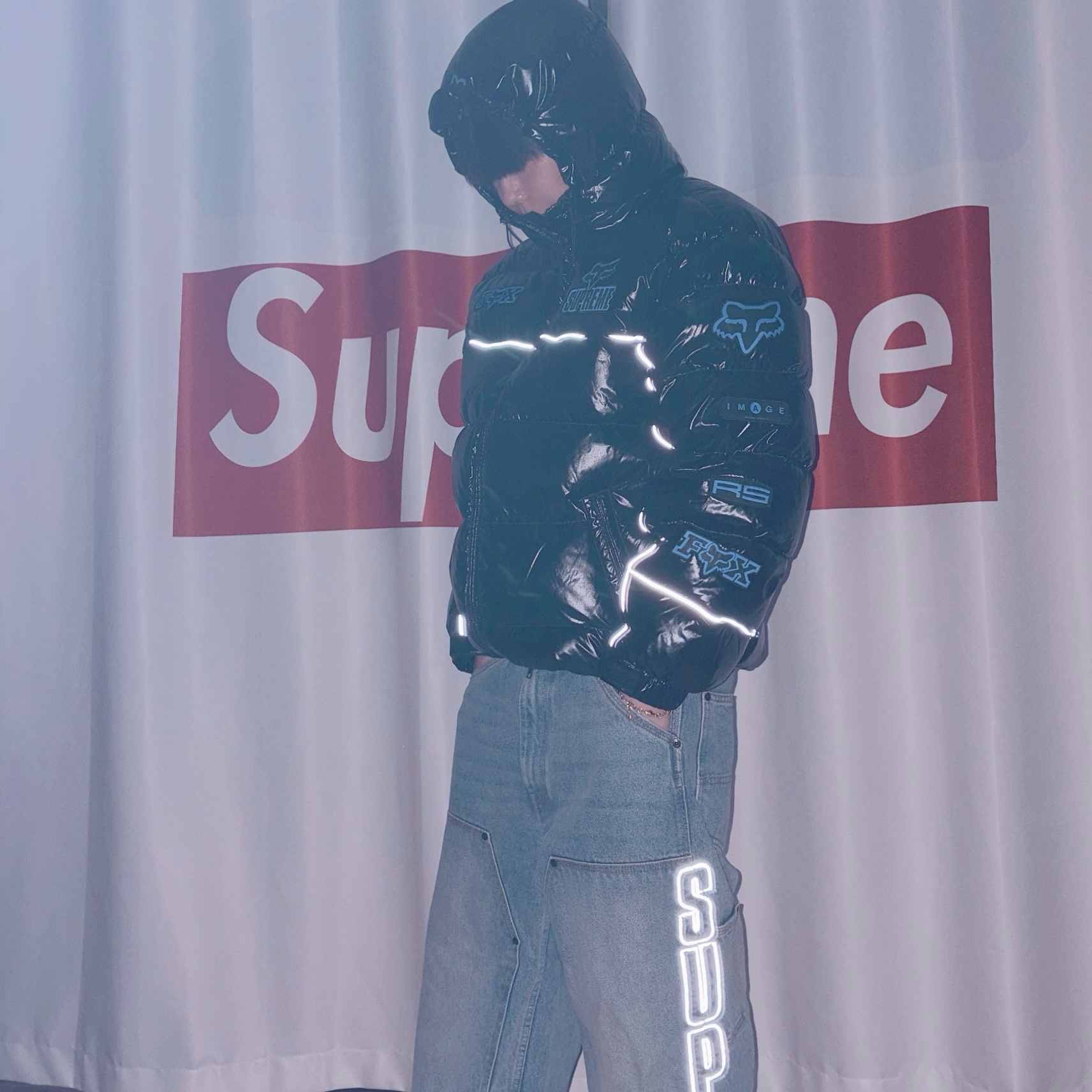 Supreme Reflective Double Knee Pants Denim - 25FW, Supreme x Fox Racing Shiny Down Puffer Jacket Black - 25FW 착용 스타일 - 1