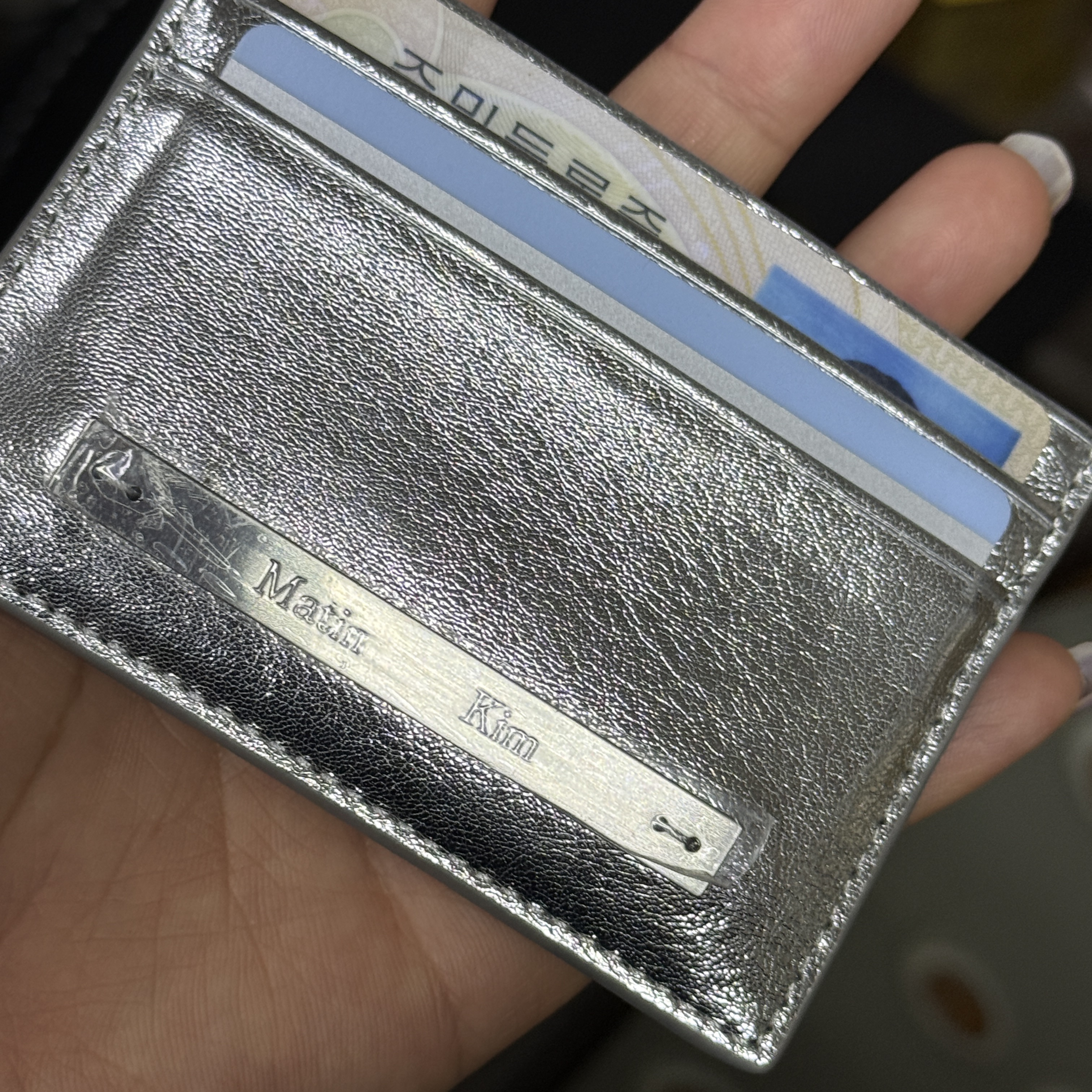 Matin Kim Vintage Card Wallet Silver 착용 스타일