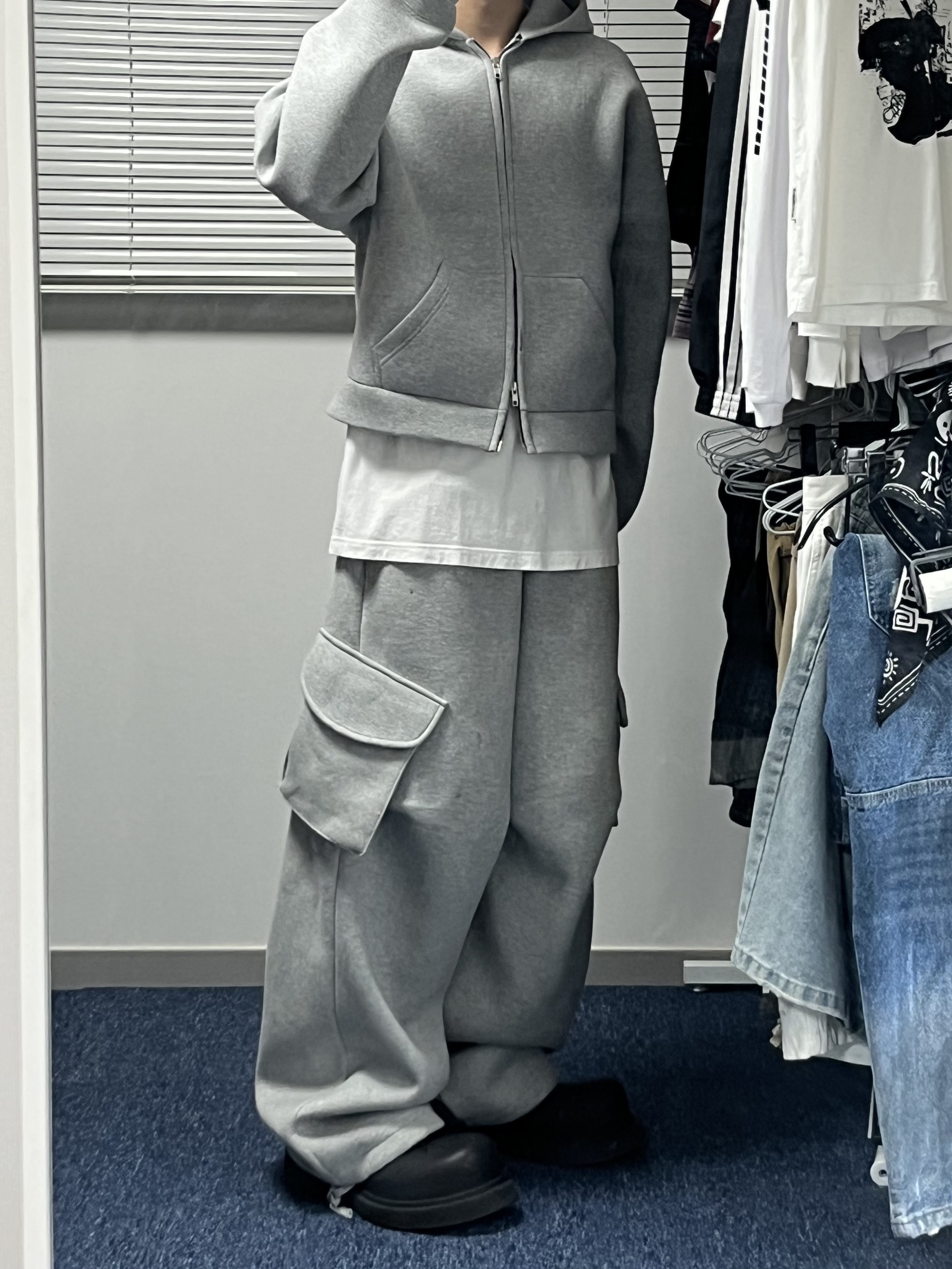 MJD X KOIN SEOUL Wide Cargo Sweat Pants, MJD X Koin Seoul Cropped Zip-Up Hoodie Melange Grey 착용 스타일
