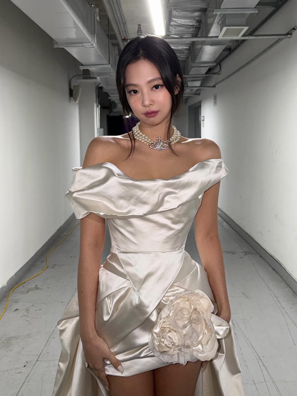 (W) Vivienne Westwood Three Row Pearl Bas Relief Choker Silver, (W) Vivienne Westwood Three Row Pearl Bas Relief Choker Gold 착용 스타일 - 1