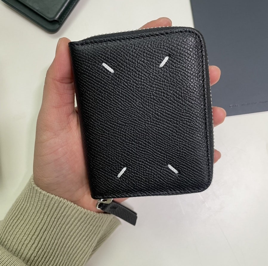 Maison Margiela Zip Around Compact Wallet Black 착용 스타일 - 2