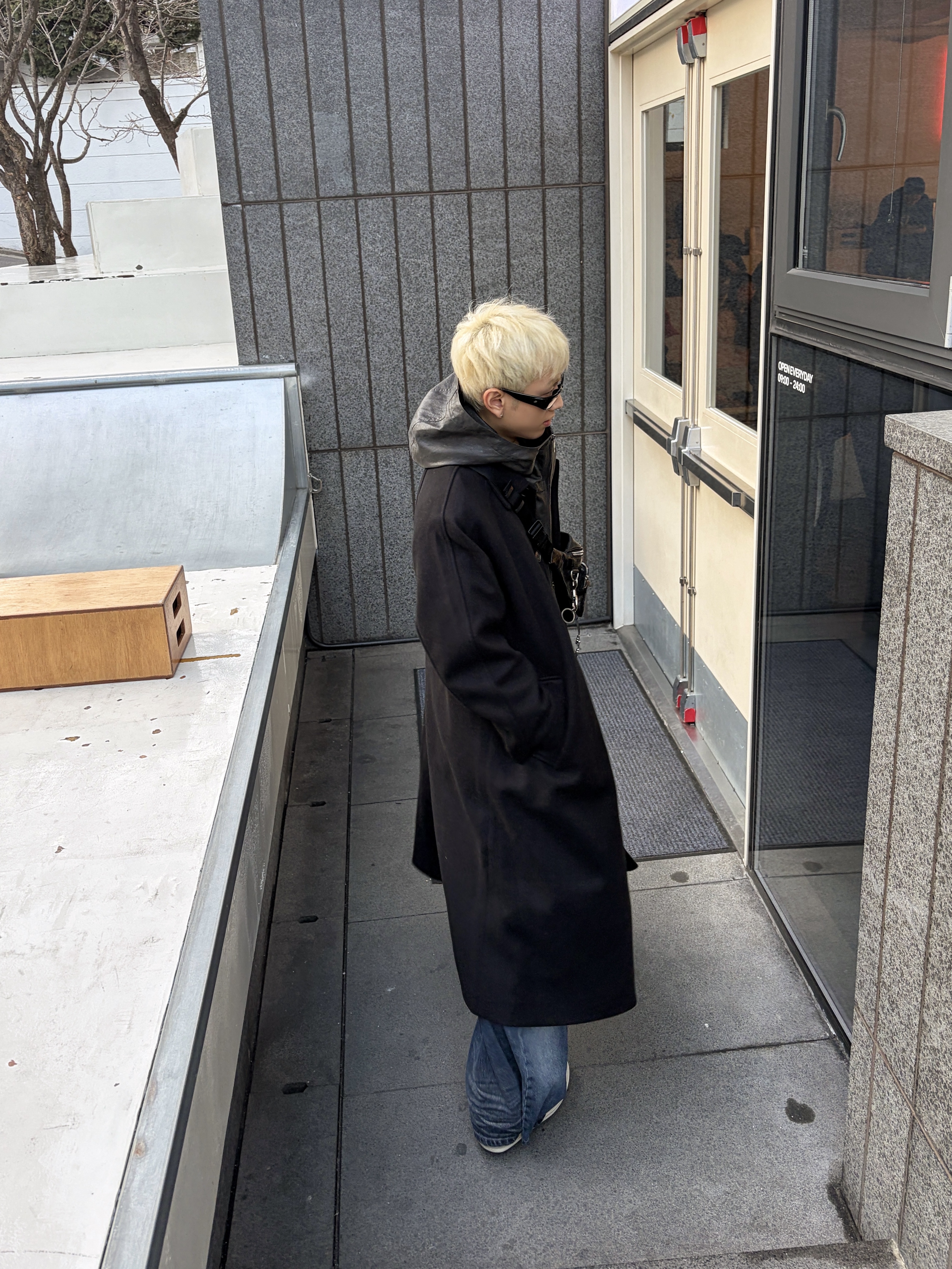 Balenciaga Superbusy Beltpack Black, Rick Owens Drkshdw Suede Vintage Sneakers Dark Dust Pearl Milk White 착용 스타일 - 3