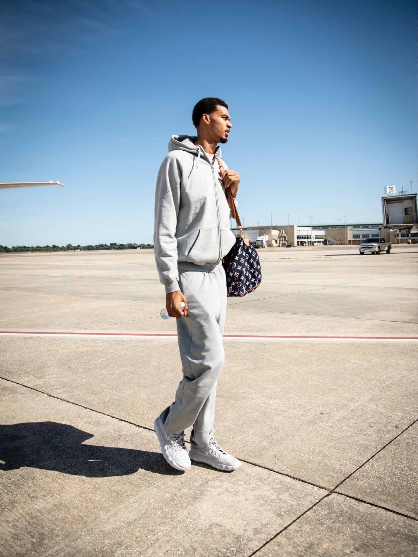 Nike Mind 002 Black Hyper Crimson, Nike Mind 002 Light Smoke Grey Photon Dust 착용 스타일