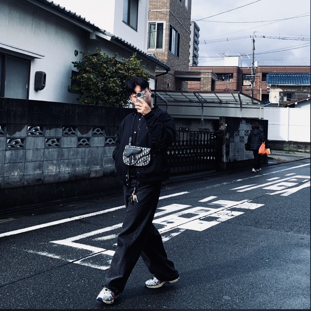 Dior Saddle Pouch Beige & Black Dior Oblique Jacquard, Stanley x The Post Malone Quencher H2.0 Flowstate Tumbler 1.18L Multicam 착용 스타일