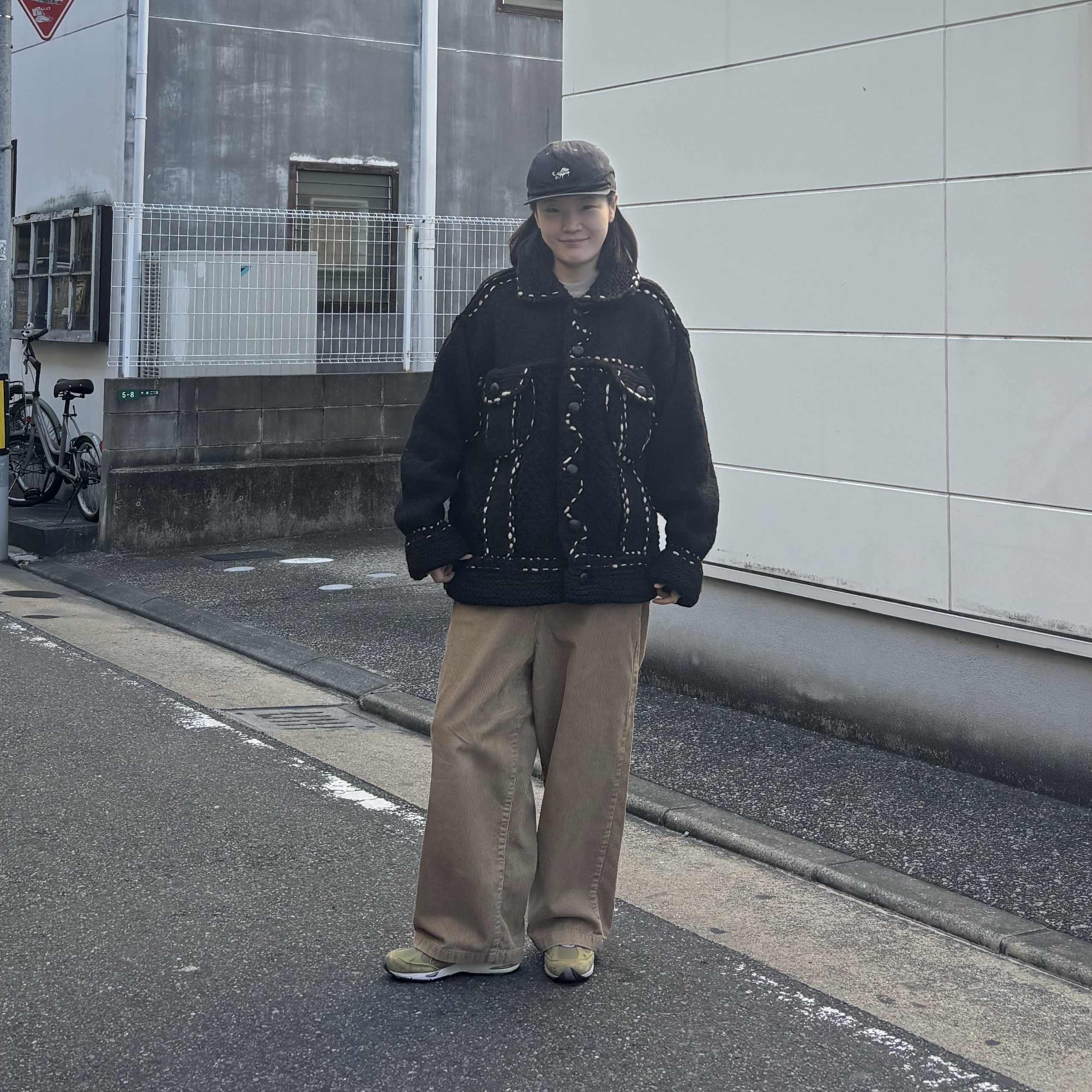 Kapital Wool Hand Knit Cowichan G Jean Black, Kapital 8W Corduroy Zipper Port Baggy Pants Beige 착용 스타일 - 1