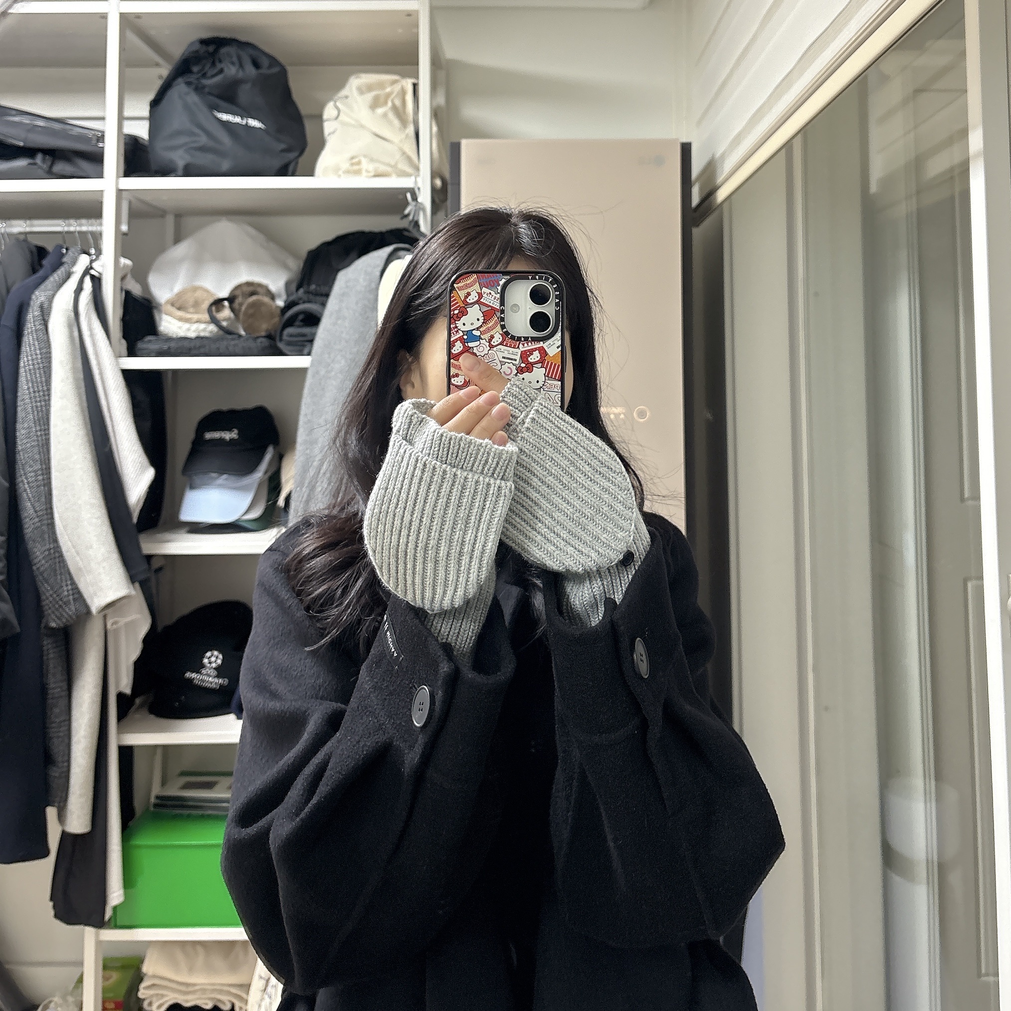 (W) UGG Cozy Knit Flip Mitten Grey Heather 착용 스타일