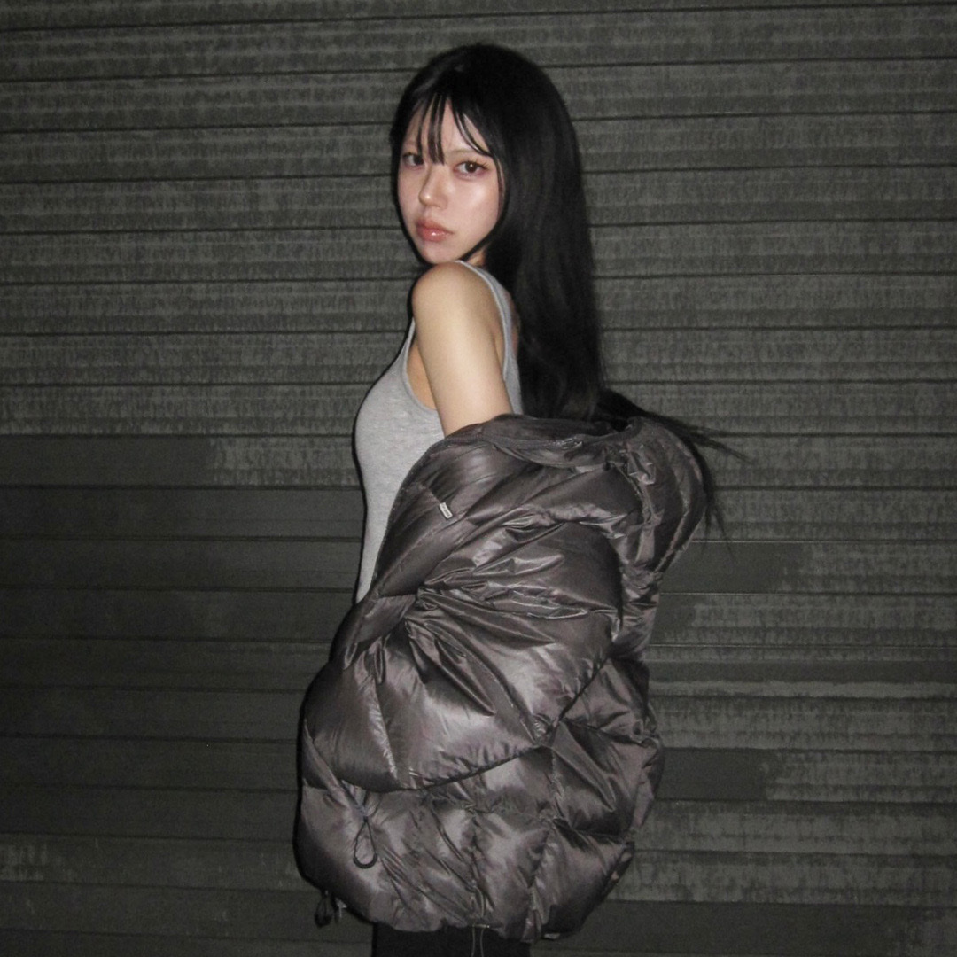 Thevinylhouse Hooded Duck Down Jacket Charcoal 착용 스타일