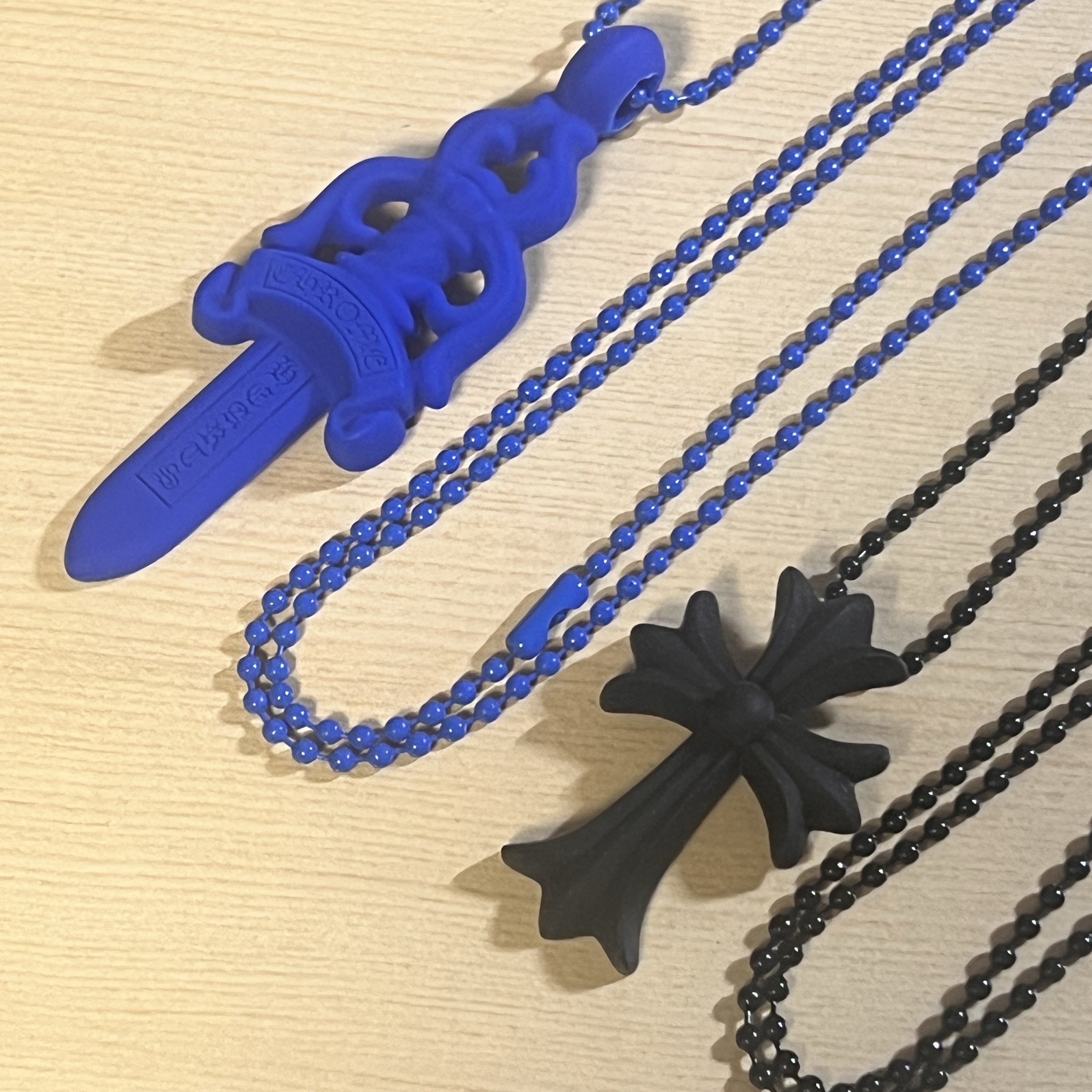 Chrome Hearts Silichrome CH Cross Pendant Black 2022/2023/2025, Chrome Hearts Silichrome Dagger Pendant Blue 2023 착용 스타일