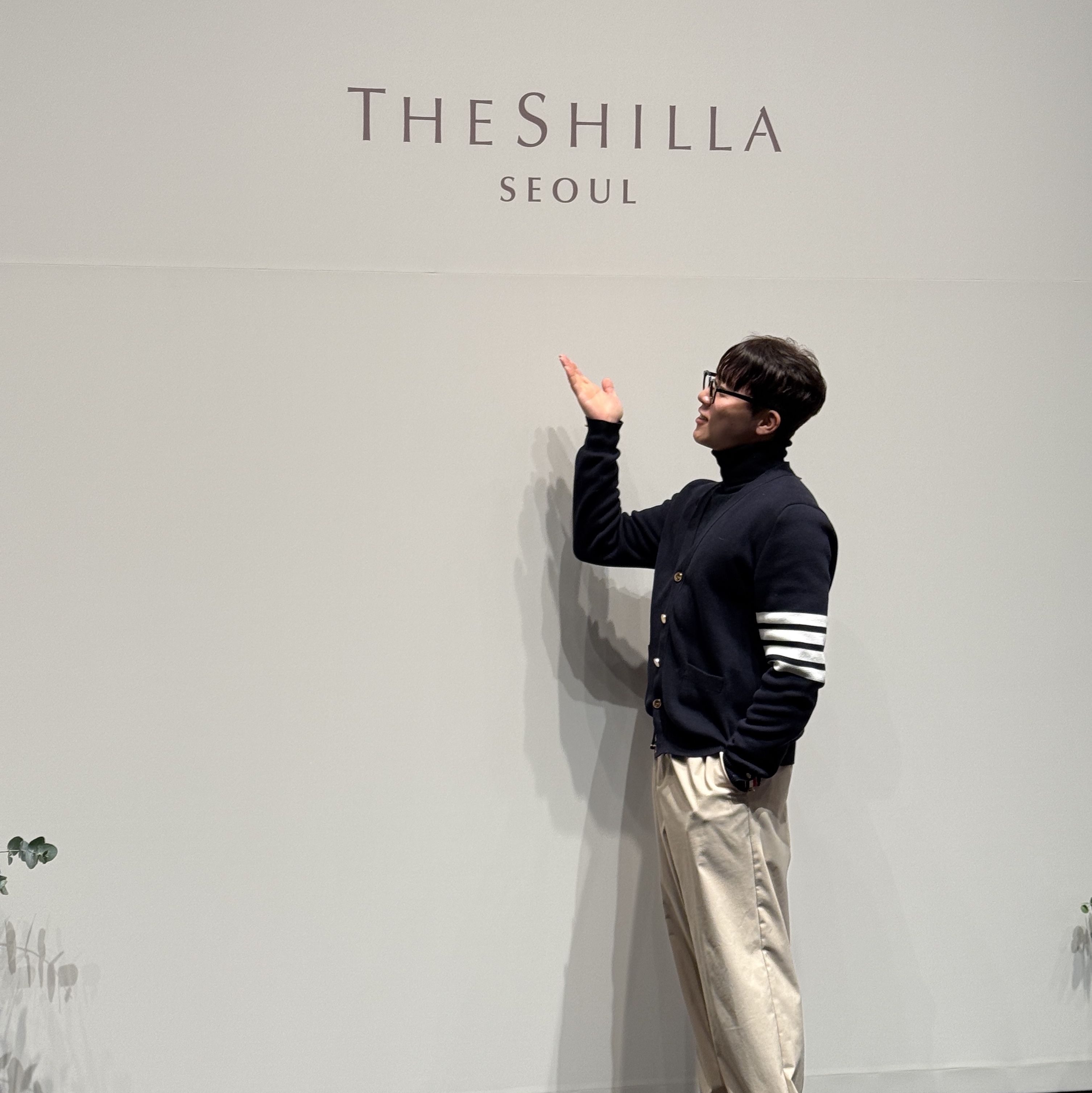 lash Dean Black, Thom Browne Milano Stitch 4-Bar Cardigan Navy 착용 스타일