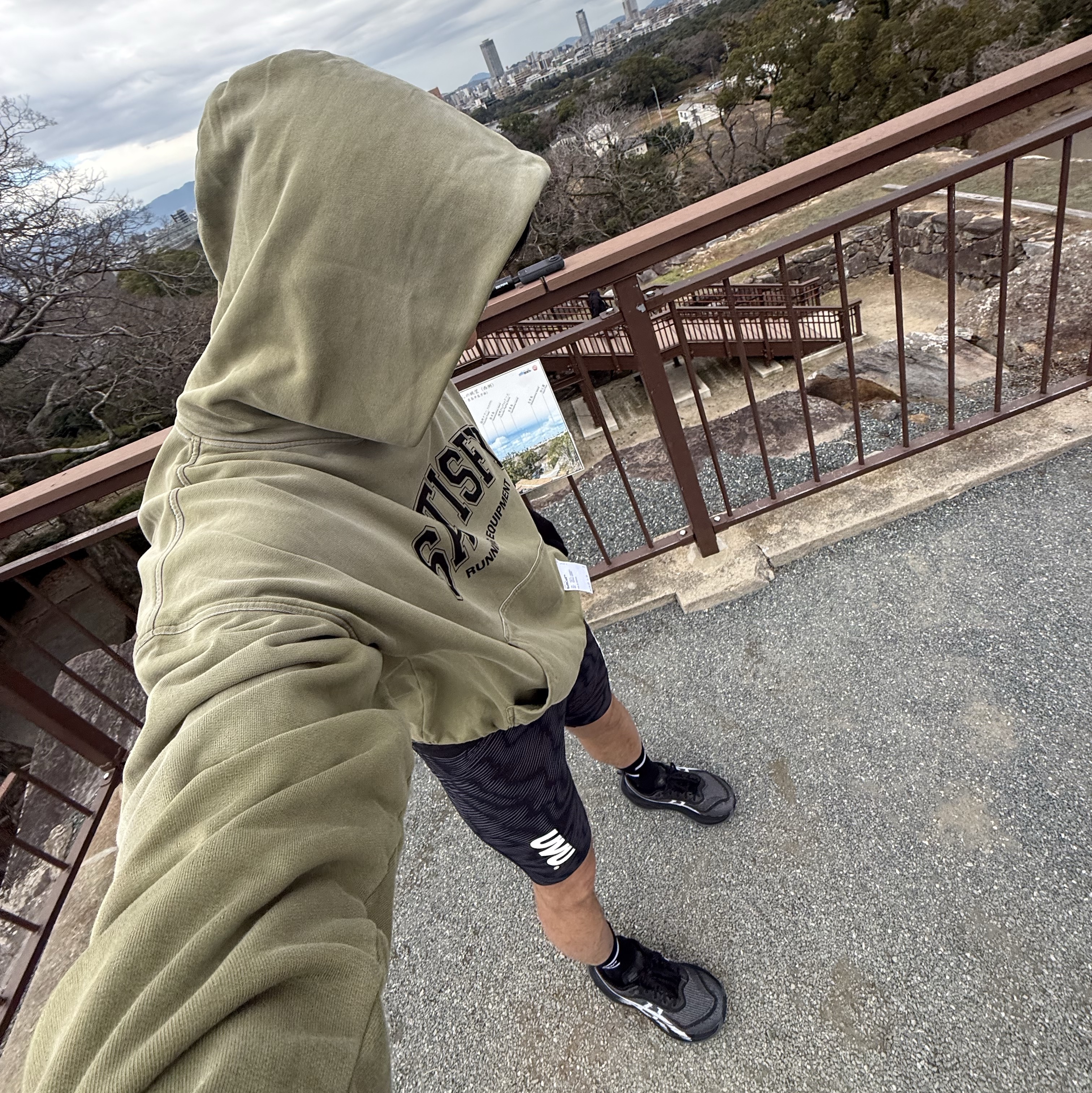 Satisfy Softcell Hoodie Sun Bleached Military Olive, UVU Half Tight 2.0 Black Grey 착용 스타일