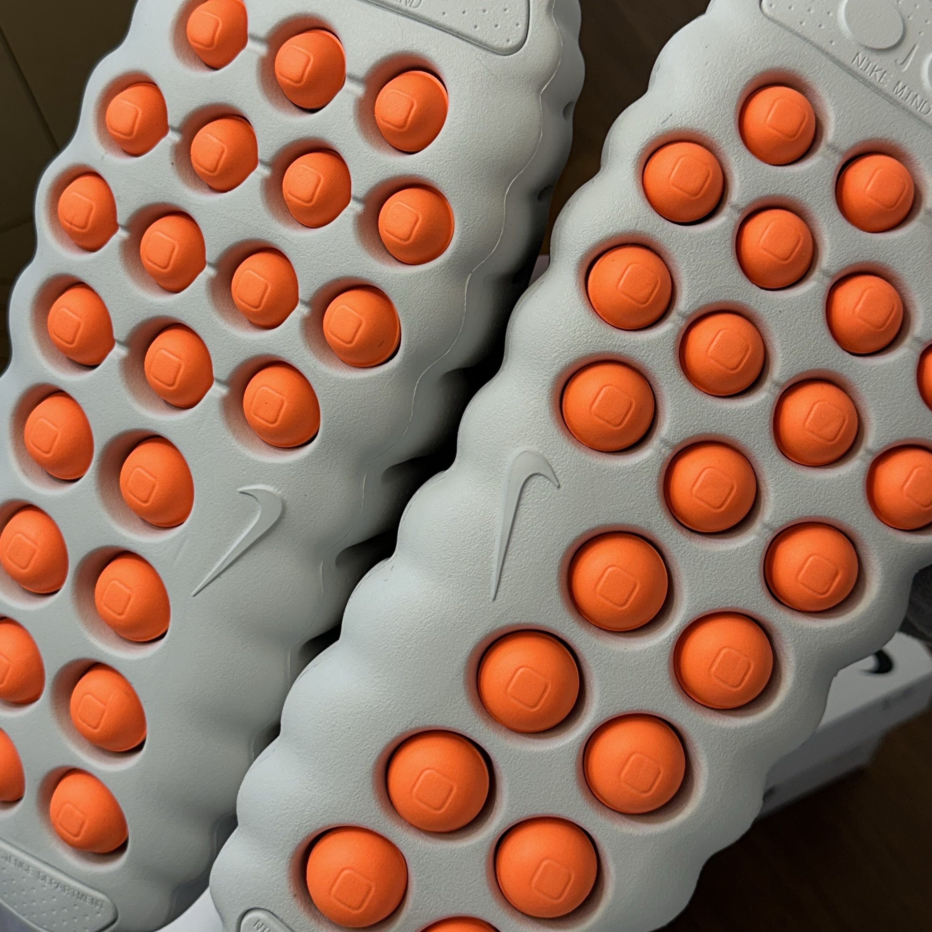 Nike Mind 001 Light Smoke Grey Chrome 착용 스타일 - 3