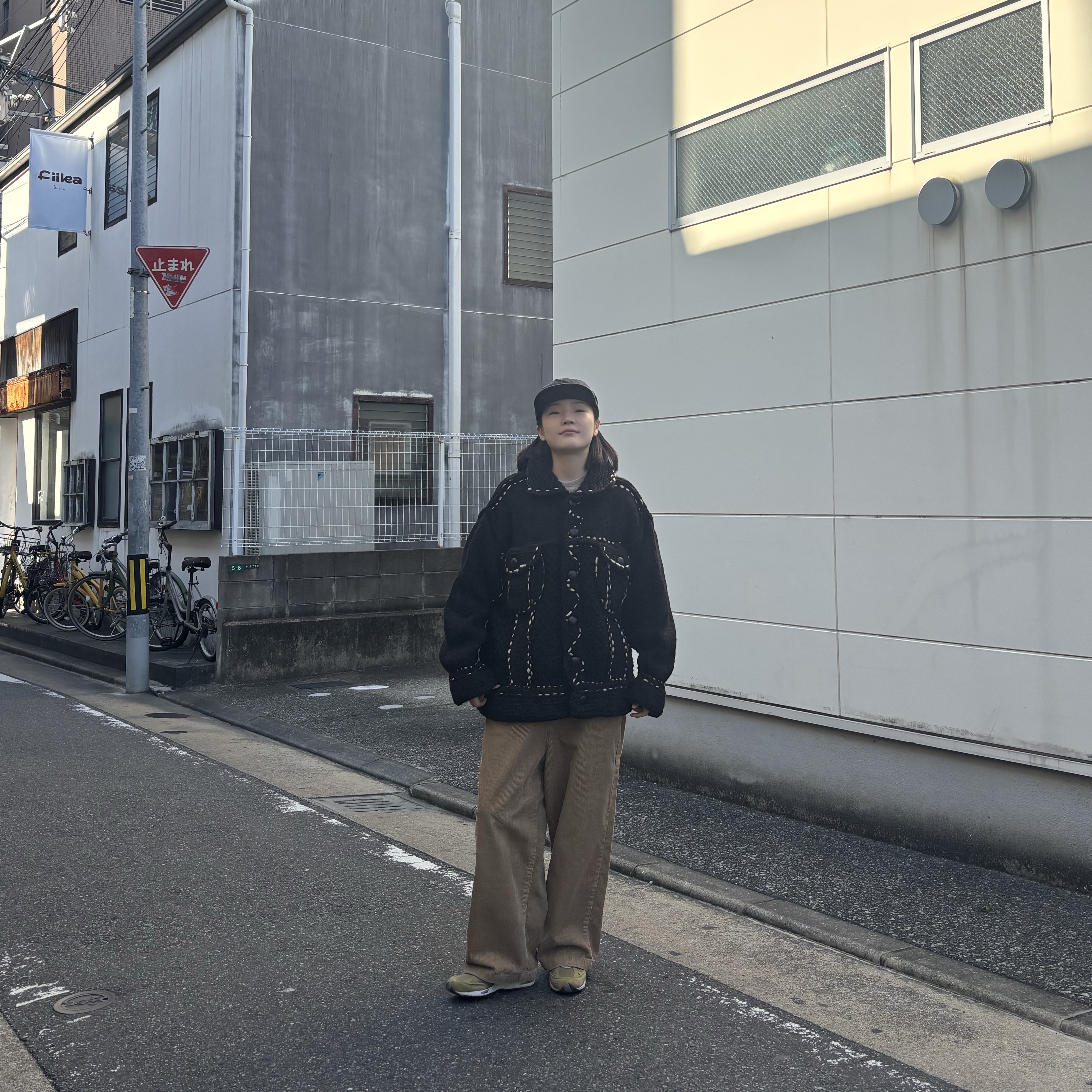 Kapital Wool Hand Knit Cowichan G Jean Black, Kapital 8W Corduroy Zipper Port Baggy Pants Beige 착용 스타일 - 3
