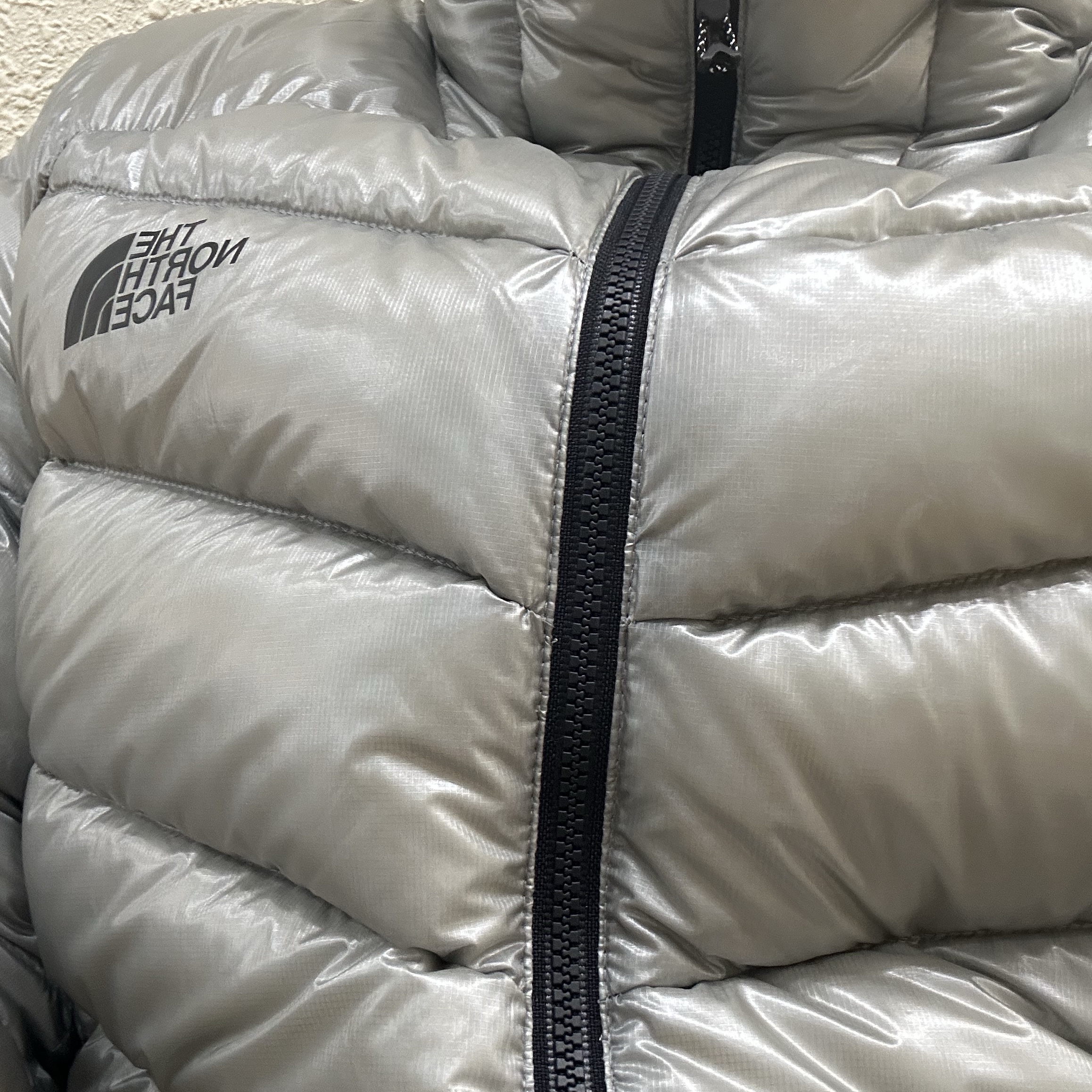 The North Face Mattehorn Down Jacket RDS Light Gray 착용 스타일