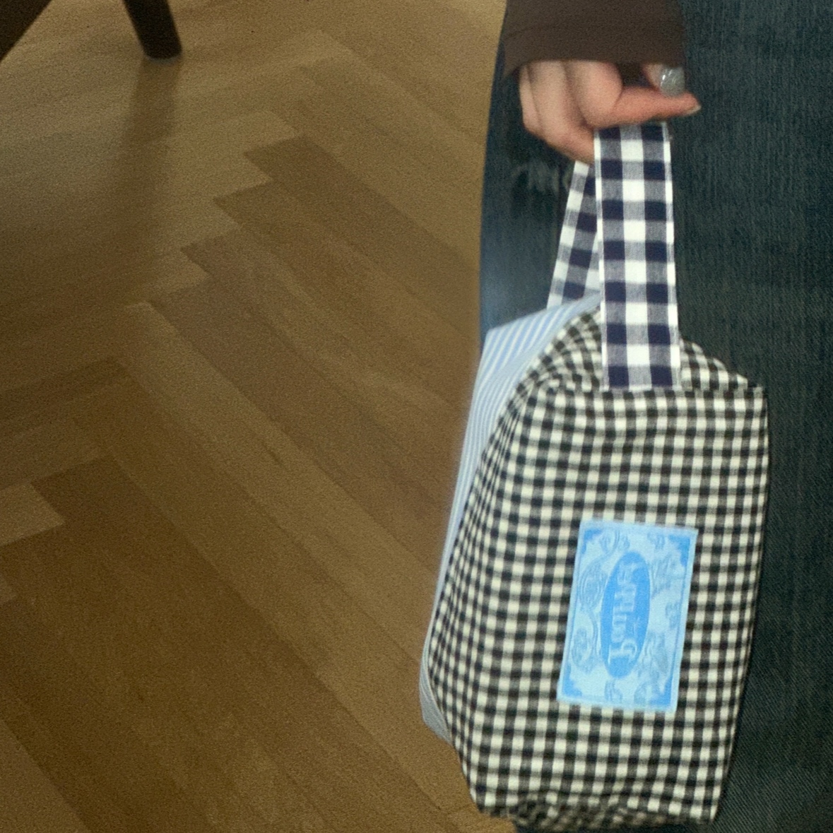 [3% 적립] POUPPET Handle Pouch - Check & Stripe 착용 스타일